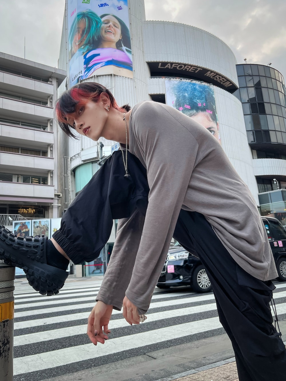 「カジュアル、シンプルコーデ、お洒落さんとつながりたい、ワイドパンツ、ラフコーデ、シンプルスタイル、夏コーデ、お出かけコーデ、シャツスタイル、シャツコーデ、古着コーデ、サンダル、休日スタイル」｜「Espinaのジップポケットボリュームワイドカーゴパンツ（カーゴパンツ、ブラック系）」を使った、たくまさん（メンズ・175cm）の夏コーディネートの2枚目の写真