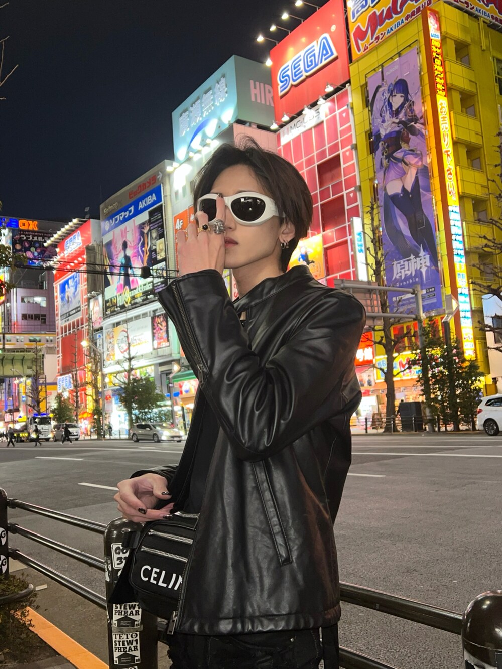 「オトナカジュアル、オールブラック、ユニクロ、ユニクロコーデ、プチプラ、プチプラコーデ、春コーデ、レザージャケット、デニムパンツ、モード、モードストリート、サングラス、ダメージデニムパンツ、モノトーンコーデ、ブラックコーデ」｜「UNIQLOのアイテム（ライダースジャケット、ブラック系）」を使った、たくまさん（メンズ・175cm）の冬コーディネートの3枚目の写真