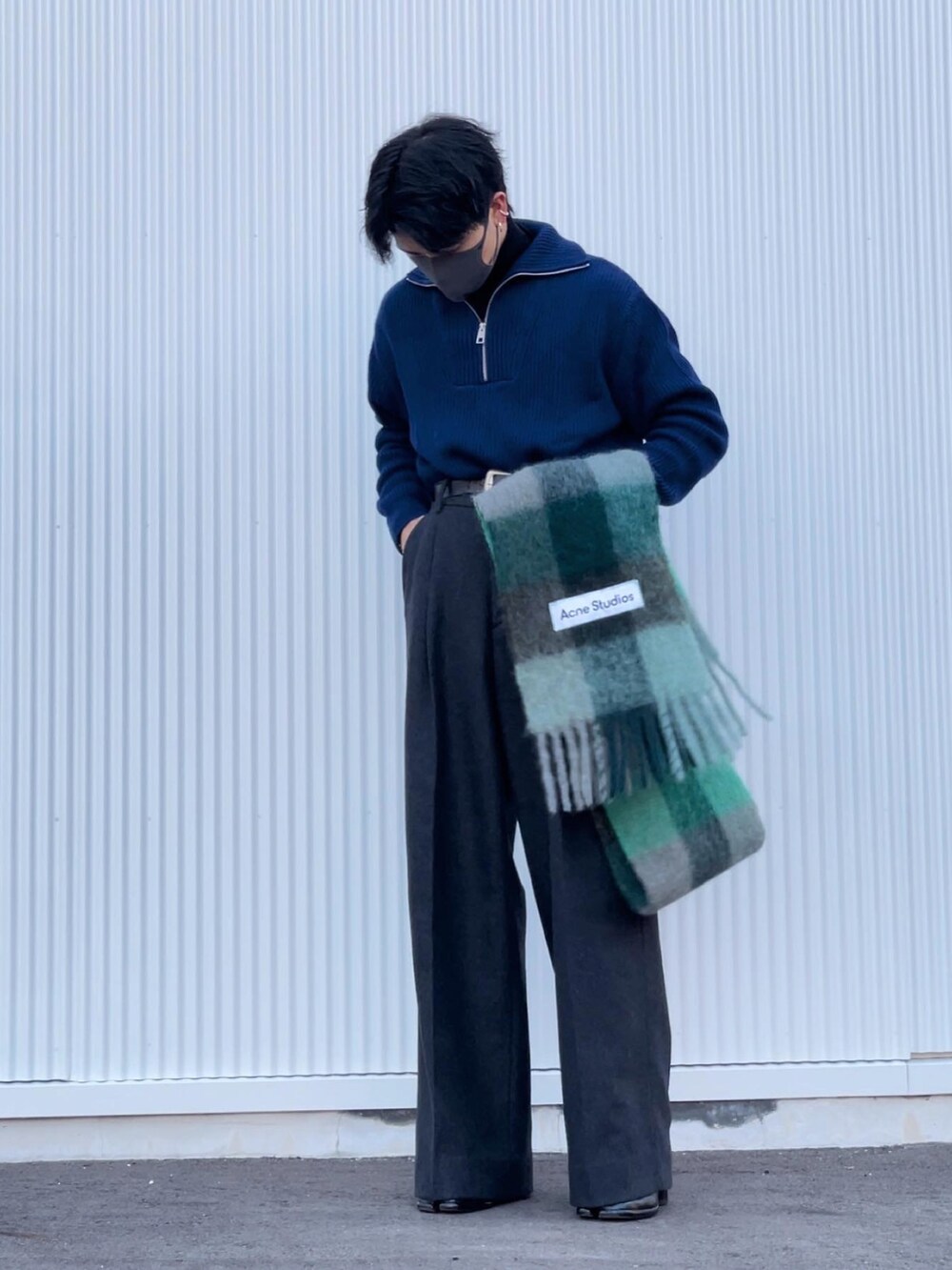 ブラック系のブーツ、ブルー系のマフラーを着用したメンズの秋コーディネートの2枚目の写真