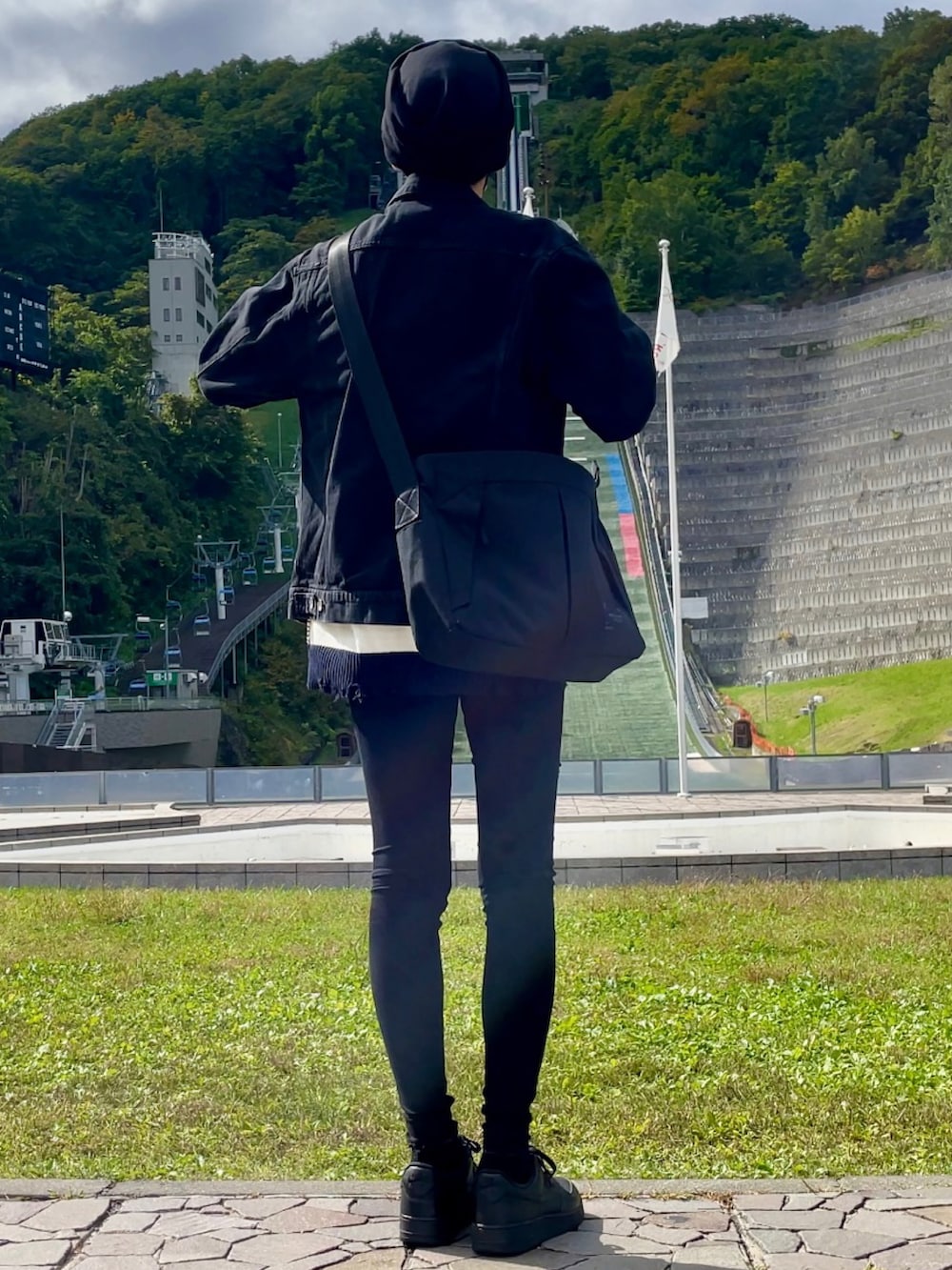 「休日スタイル、休日コーデ、秋服まるっと大公開、デニムジャケット、ダメージニット、黒スキニー、ダメージデニムパンツ、リペアデニム、スニーカー、ショルダーバッグ、旅行、モノトーン」|「RATTLE TRAPの【ハイパーストレッチスキニー】リペアデニム ジェギンス(デニムパンツ、ブラック系)」を使った、しーお さん(メンズ・180cm)の秋コーディネートの3枚目の写真