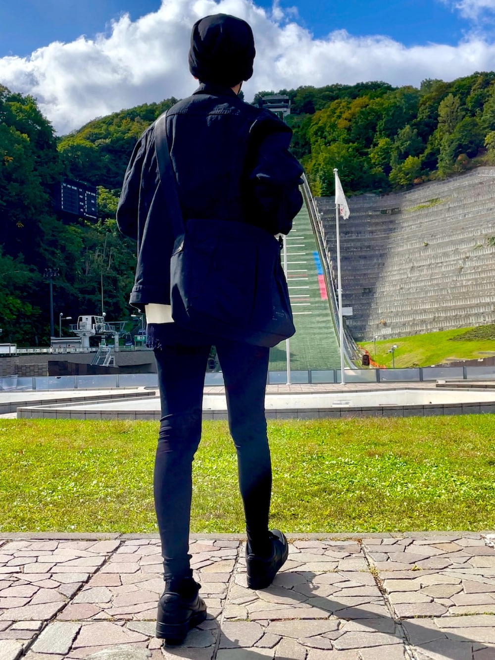 「休日スタイル、休日コーデ、秋服まるっと大公開、デニムジャケット、ダメージニット、黒スキニー、ダメージデニムパンツ、リペアデニム、スニーカー、ショルダーバッグ、旅行、モノトーン」|「RATTLE TRAPの【ハイパーストレッチスキニー】リペアデニム ジェギンス(デニムパンツ、ブラック系)」を使った、しーお さん(メンズ・180cm)の秋コーディネートの2枚目の写真