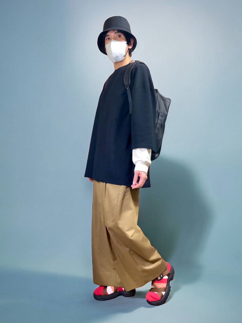 「ソックス、サンダル、サンダル×靴下、カットソー、ビッグシルエット、オーバーサイズ、リュック、休日コーデ、春コーデ、ワイドパンツ、七分袖、バケットハット」｜「minsobiの7分袖カットソー ビッグシルエットTシャツ（Tシャツ/カットソー、ブラック系）」を使った、しーお さん（メンズ・180cm）の夏コーディネートの2枚目の写真