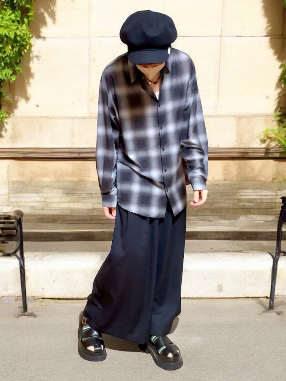 「休日スタイル、ワイドパンツ、ハカマパンツ、シャツスタイル、シアーシャツ、キャスケット、サンダル、サンダルに靴下、モノトーン、ゆるコーデ、グルカサンダル、厚底サンダル」｜「SHEINのアイテム（パンツ、ブラック系）」を使った、しーお さん（メンズ・180cm）の夏コーディネートの2枚目の写真