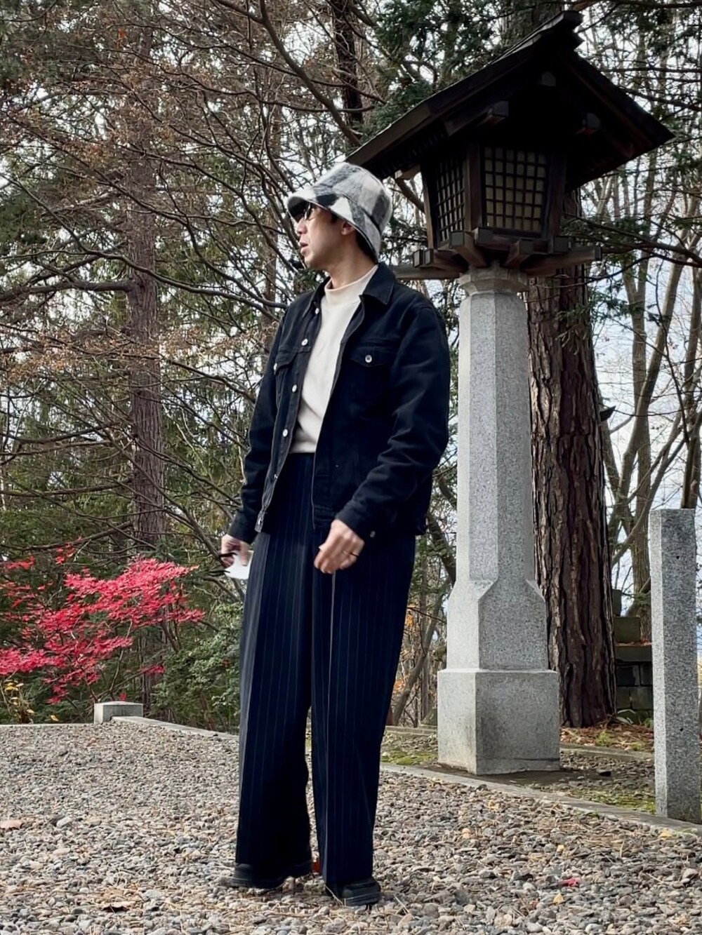 「ファッションを楽しもう、guandbeautifulpeople、タックワイドパンツ、ワイドパンツ、ストライプ柄、バケットハット、デニムジャケット、タックイン、チャッカブーツ、サングラス」|「coenのデニムジャケット(セットアップ対応)(デニムジャケット、ブラック系)」を使った、しーお さん(メンズ・180cm)の秋コーディネートの2枚目の写真