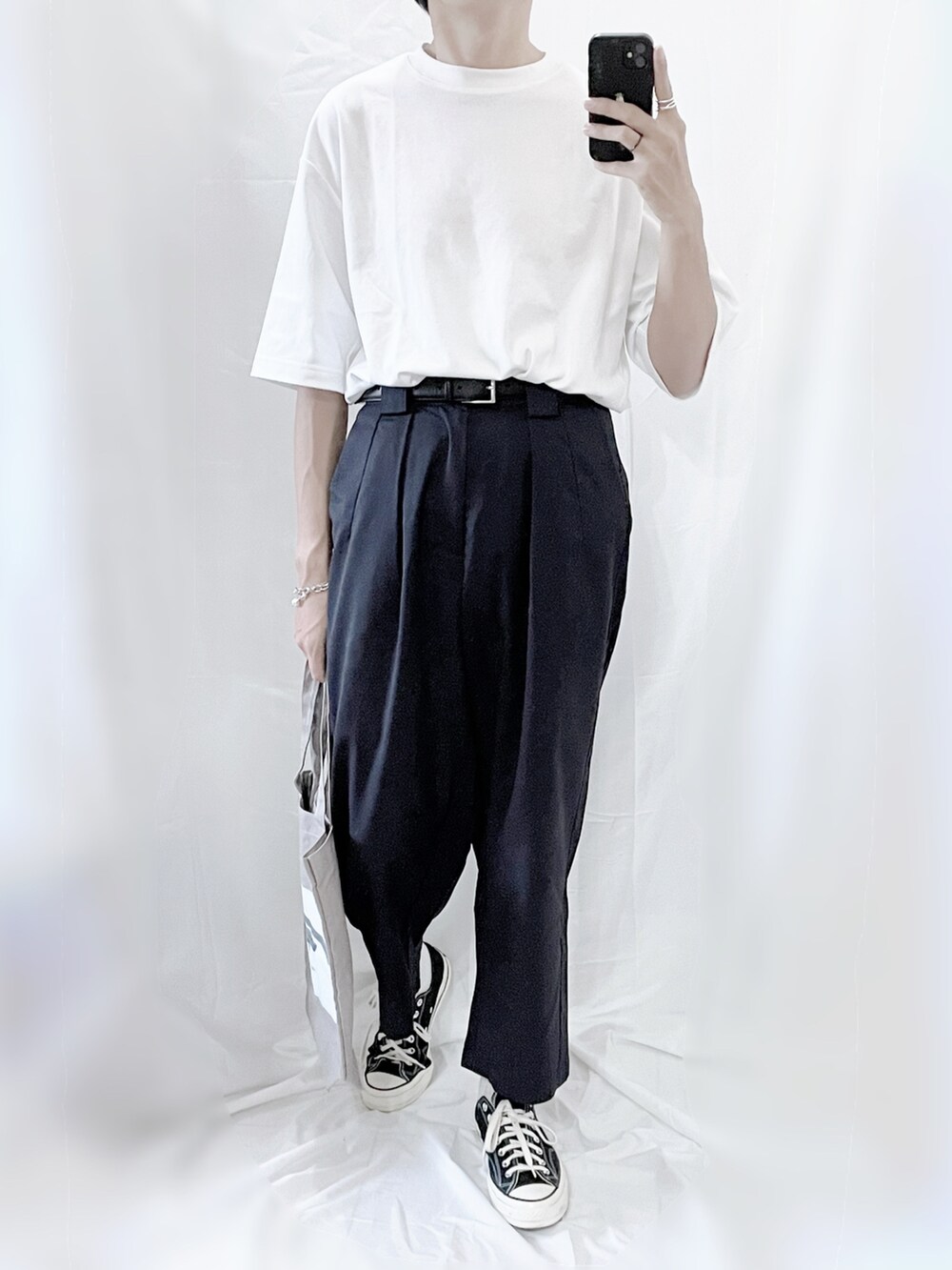 ホワイト系のTシャツ/カットソー、ブルー系のスラックス、ブラック系のシューズを着用したメンズの秋コーディネートの2枚目の写真