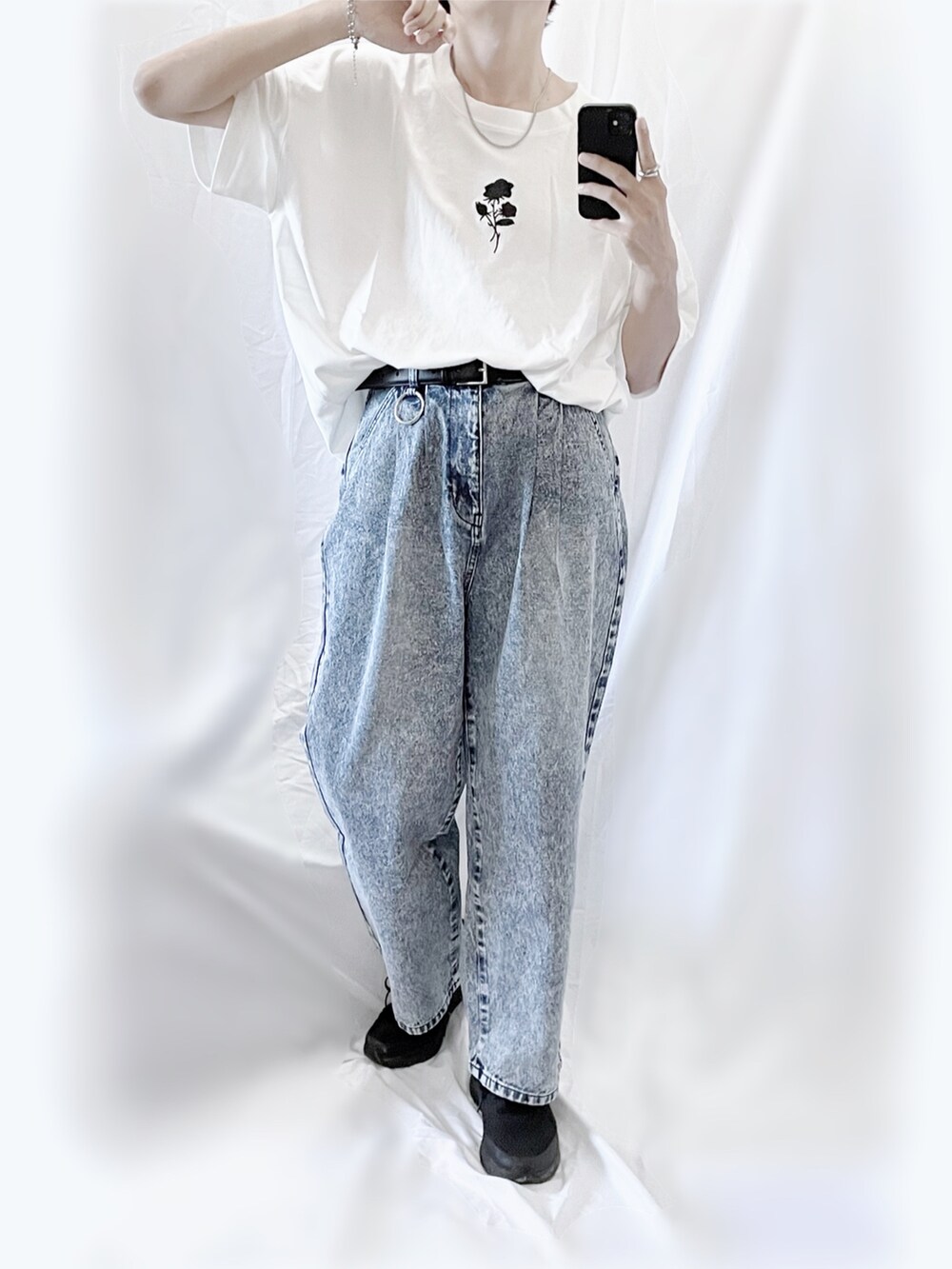 ブルー系のパンツ、ホワイト系のトップス、ブラック系のベルトを着用したメンズの秋コーディネートの3枚目の写真