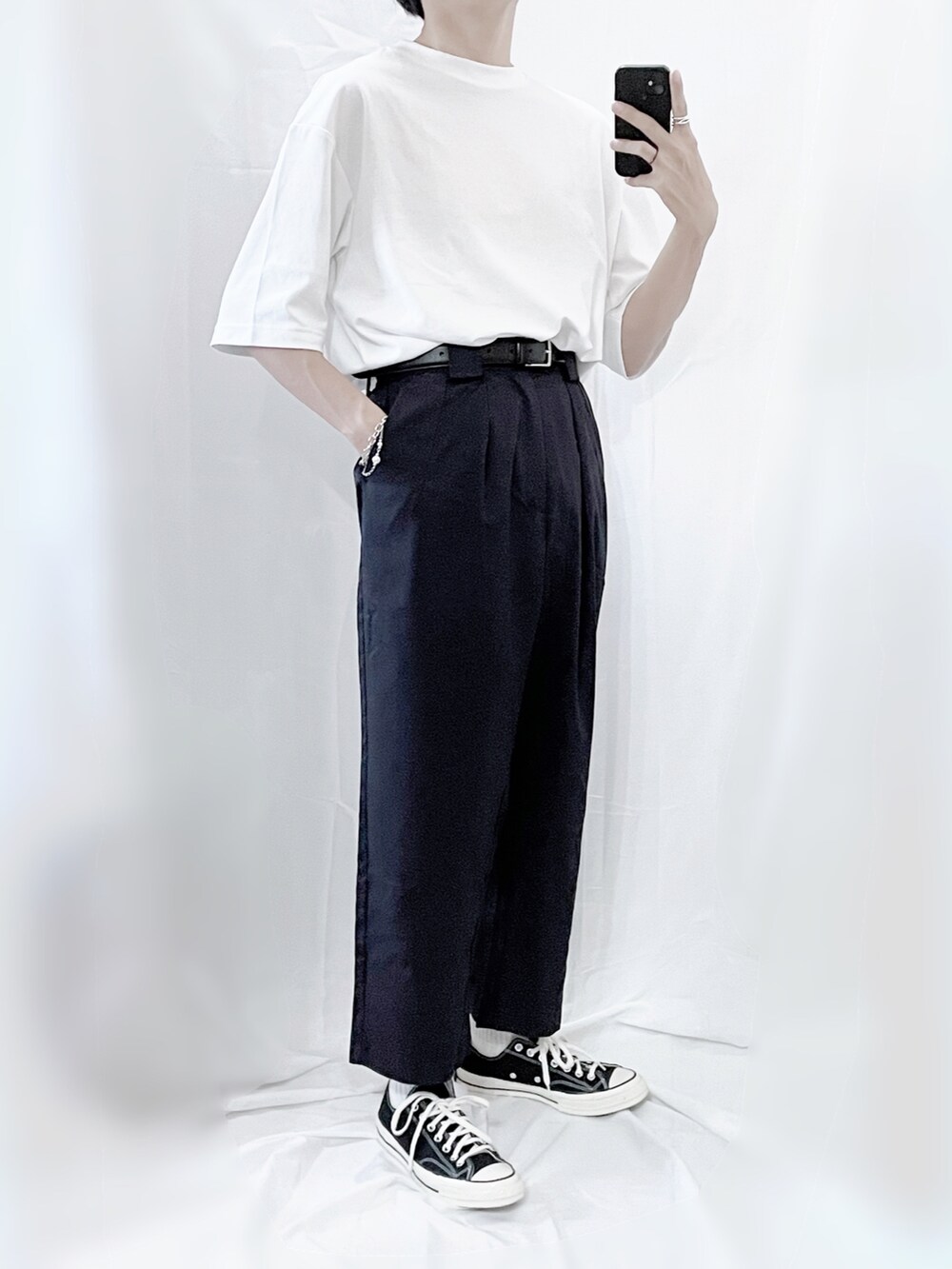 ホワイト系のTシャツ/カットソー、ブルー系のスラックス、ブラック系のシューズを着用したメンズの秋コーディネートの3枚目の写真