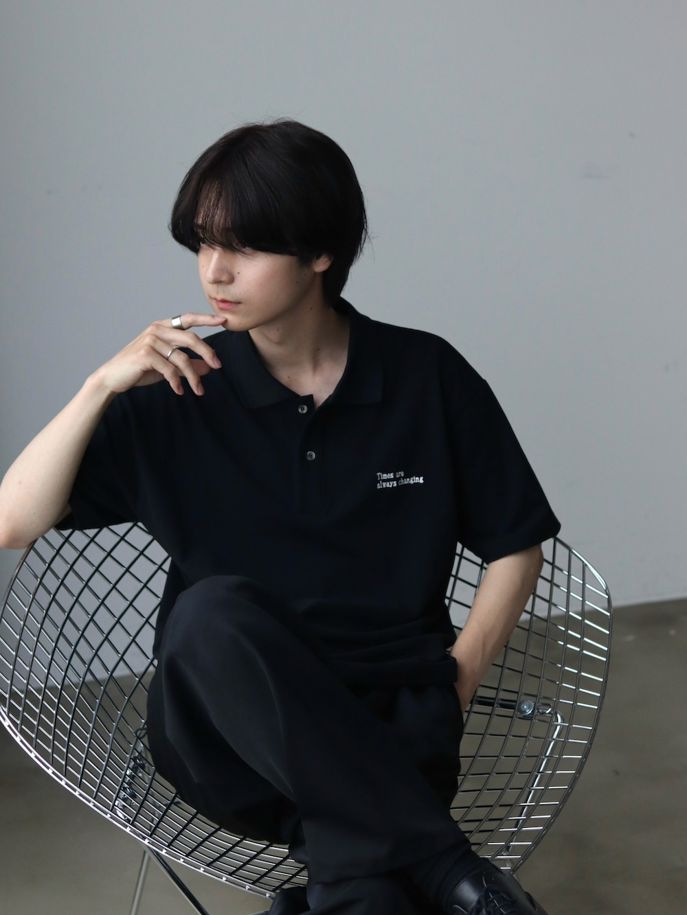 「ポロシャツ、シャツスタイル、ポロシャツコーデ、短丈、ブラック、ブラックコーデ、graphpaper、夏コーデ、シンプルスタイル、ノームコア、休日スタイル、ワイドパンツ、モノトーン、モノトーンコーデ」｜「UNDERSTATEMENTsの【ユニセックス】MOSS STITCH DRAW CODE POLO SHIRT  ／ドローコード鹿の子ポロシャツ（ポロシャツ、ブラック系）」を使った、Rio Hiragaさん（メンズ・171cm）の夏コーディネートの3枚目の写真