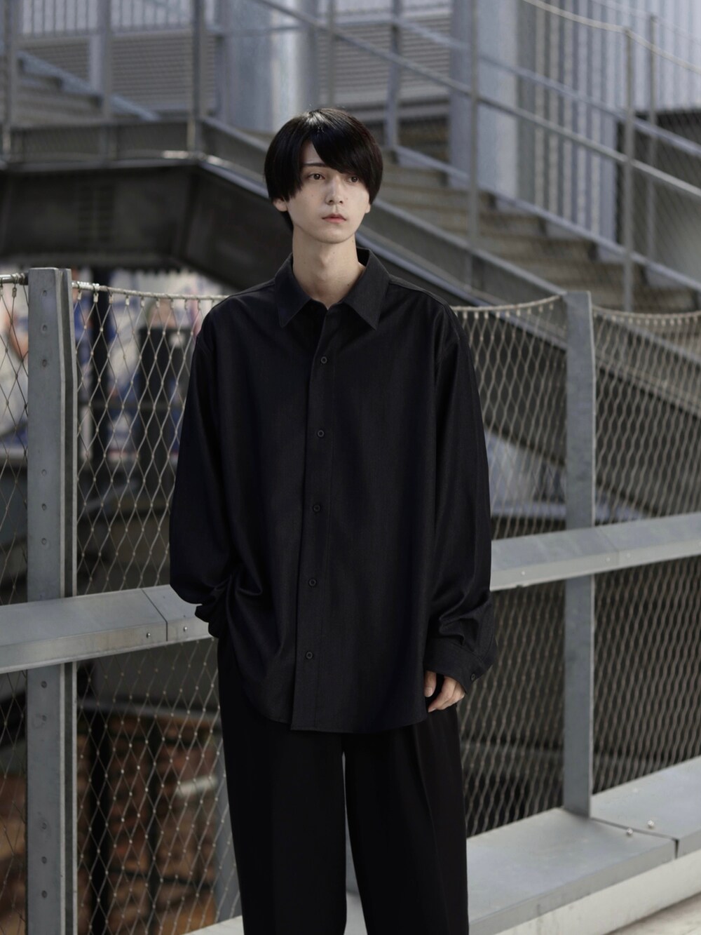 「秋コーデ、ワイドパンツ、remer、ブラックコーデ、シャツスタイル、シャツコーデ、キレイめ、革靴、低身長男子」｜「remerのloose ZERO denim over shirt / ルーズゼロデニムオーバーシャツ (22AW)（シャツ/ブラウス、ブルー系）」を使った、Rio Hiragaさん（メンズ・171cm）の秋コーディネートの2枚目の写真