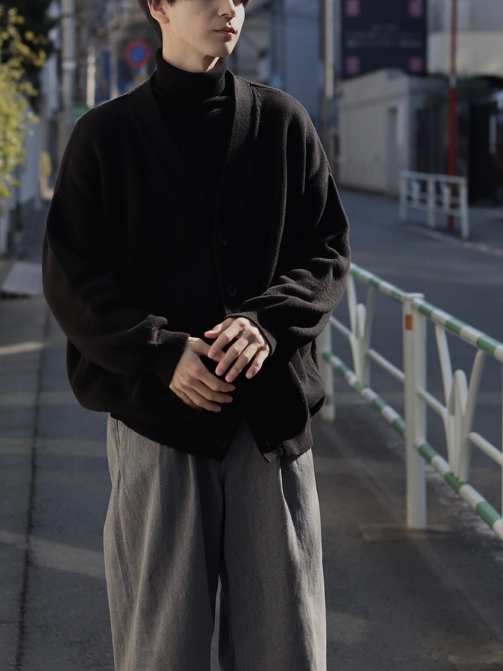 「ワイドパンツ、オトナカジュアル、休日コーデ、ゆるコーデ、きれいめカジュアル、カーディガン、remer、graphpaper、デニムパンツ、デニム」｜「remerのloose basic cardigan/ルーズベーシックカーディガン（カーディガン/ボレロ、ブラック系）」を使った、Rio Hiragaさん（メンズ・170cm）の冬コーディネートの2枚目の写真