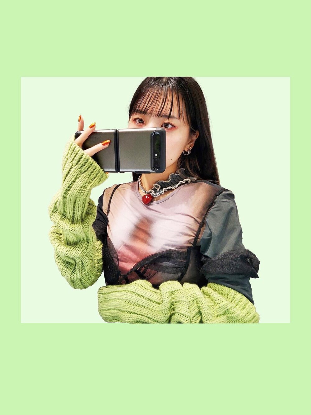 ブラック系のショルダーバッグ、ブラック系のスカート、ブラック系のブーツを着用したレディースの冬コーディネートの2枚目の写真