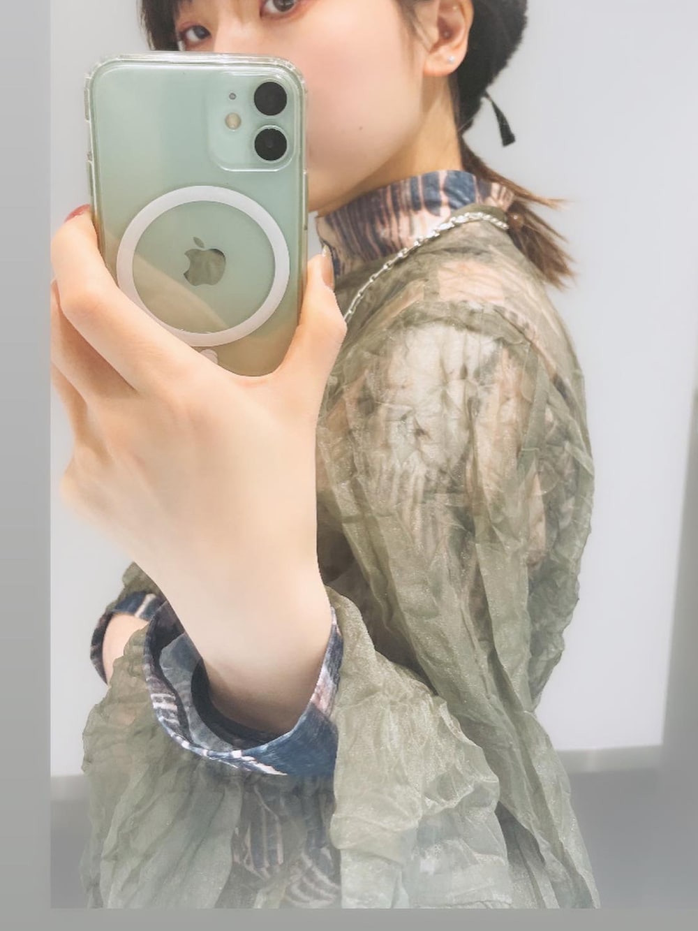 グリーン系のTシャツ/カットソー、その他のトップス、ブラック系のスカートを着用したレディースの冬コーディネートの2枚目の写真