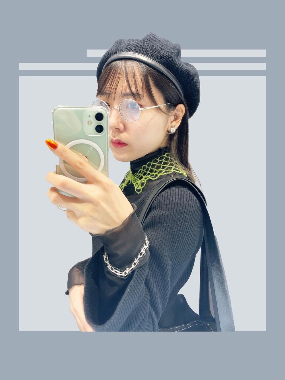 ブラック系のトップス、ブラック系のバッグ、グレー系のパンツを着用したレディースの冬コーディネートの2枚目の写真