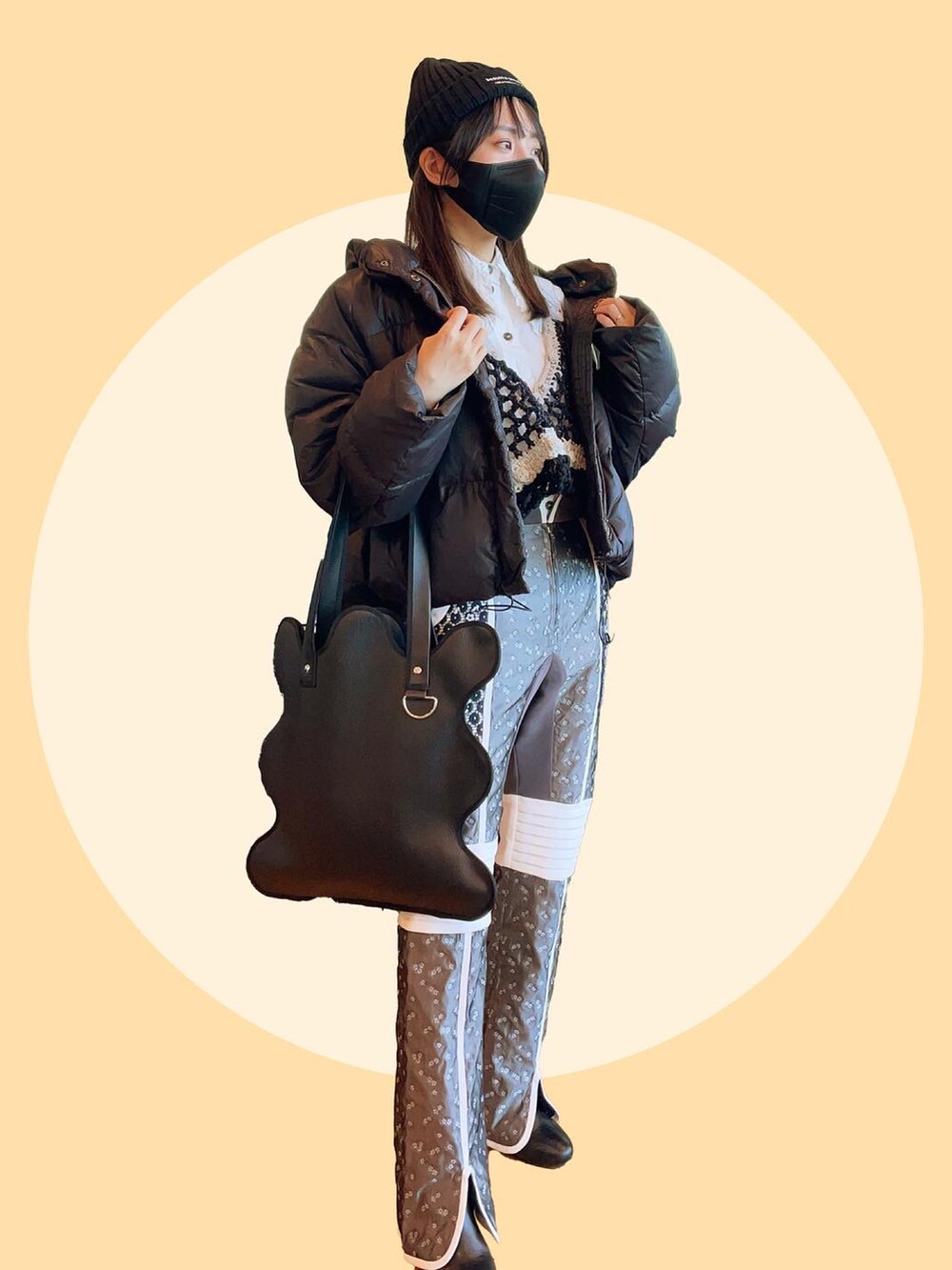 グレー系のパンツ、ホワイト系のシャツ/ブラウス、グリーン系のトップスを着用したレディースの冬コーディネートの2枚目の写真