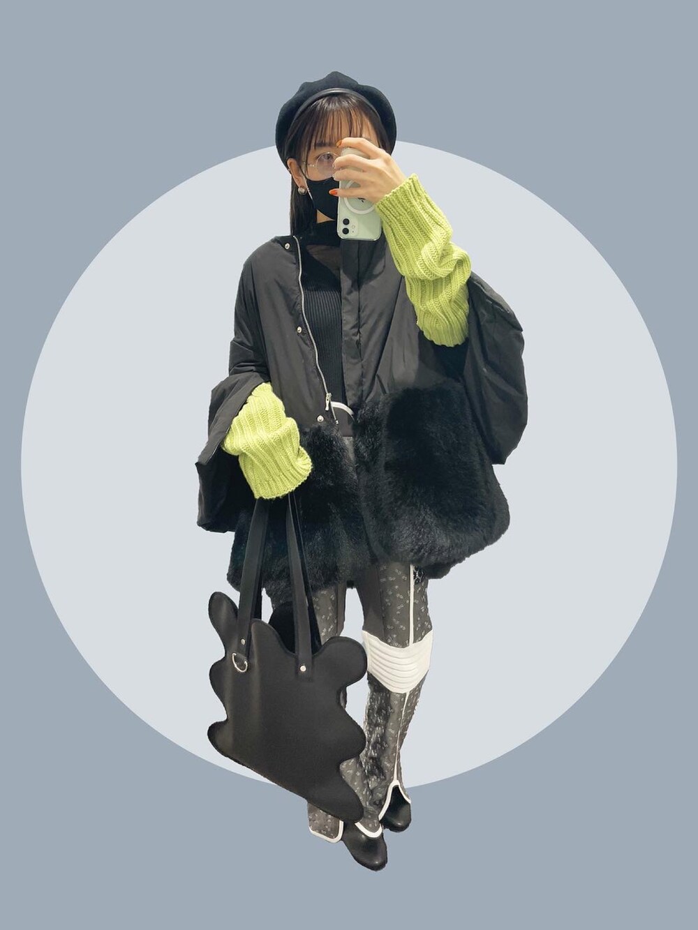 ブラック系のトップス、ブラック系のバッグ、グレー系のパンツを着用したレディースの冬コーディネートの3枚目の写真