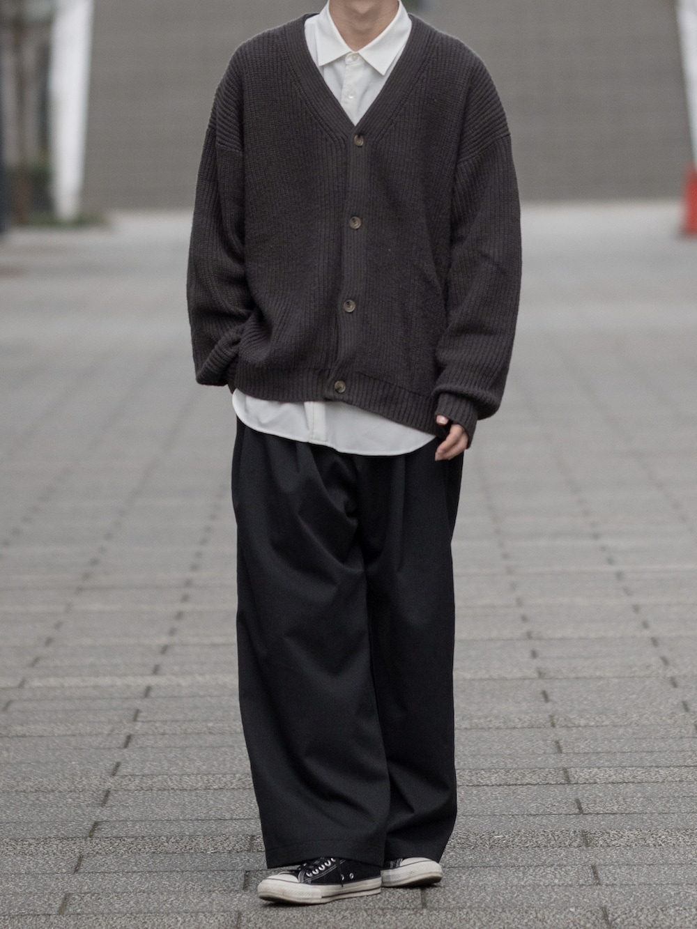 「カーディガン、レイヤードスタイル、ビッグシルエット、オーバーサイズ、ワイドパンツ、プチプラ、プチプラコーデ、モノトーン、モノトーンコーデ、シンプルコーデ、大学生、converse、休日コーデ、休日スタイル、ゆるコーデ」｜「ASTRONOMYの畔編みルーズシルエットカーディガン（カーディガン/ボレロ、グレー系）」を使った、まささん（メンズ・178cm）の冬コーディネートの3枚目の写真