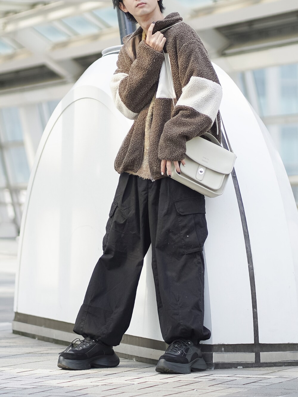 「秋服まるっと大公開、カーゴパンツ、ワイドパンツ、グラデーション、グラデーションニット、ボアジャケット、ボア、ショルダーバッグ、ETELIO、RAGEBLUE、休日コーデ、休日スタイル、秋コーデ、秋服準備はじめました、厚底シューズ」｜「DEVICEの★新色追加★【WEARISTA こーせ ×DEVICE コラボ】Rename フロントバックル 横型ショルダーバッグ（ショルダーバッグ、ホワイト系）」を使った、まささん（メンズ・178cm）の秋コーディネートの2枚目の写真