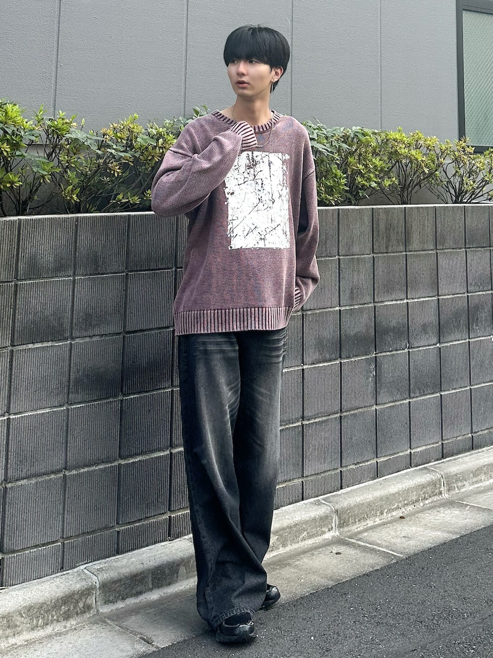 「秋服準備はじめました、ニット、ビッグシルエット、デニムパンツ、デニム、シンプルコーデ」｜「ETELIOの【25AW】ピグメント加工/箔プリント天竺編みクルーネックニット（ニット/セーター、レッド系）」を使った、まささん（メンズ・178cm）の秋コーディネートの2枚目の写真