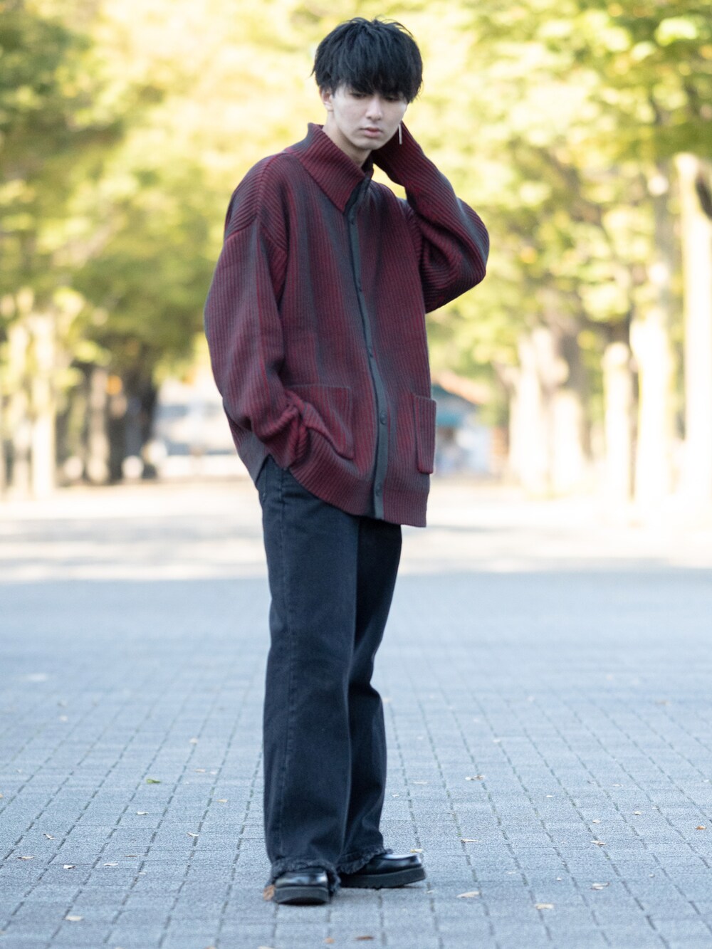 「WEARハロウィン2022、カーディガン、ニット、レッド、デニム、デニムパンツ、フリンジ、フレアパンツ、大学生、ハイネック、ハイネックニット、ワイドパンツ、秋コーデ、プチプラ、シンプルコーデ」｜「ENDER PRODUCTSのビックシルエット リブ編みストライプ配色ハイネックニットカーディガン 2022 AW【ENDER PRODUCTS/エンダープロダクツ】（カーディガン/ボレロ、レッド系）」を使った、まささん（メンズ・178cm）の秋コーディネートの4枚目の写真