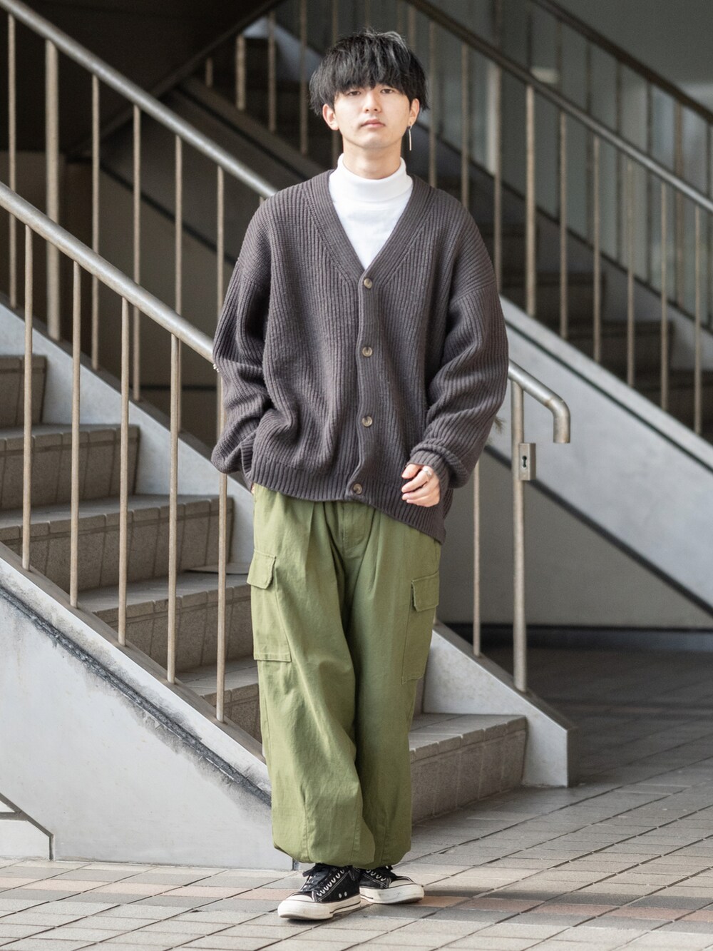 ホワイト系のTシャツ/カットソー、グレー系のカーディガン/ボレロ、グリーン系のカーゴパンツを着用したメンズの冬コーディネートの2枚目の写真