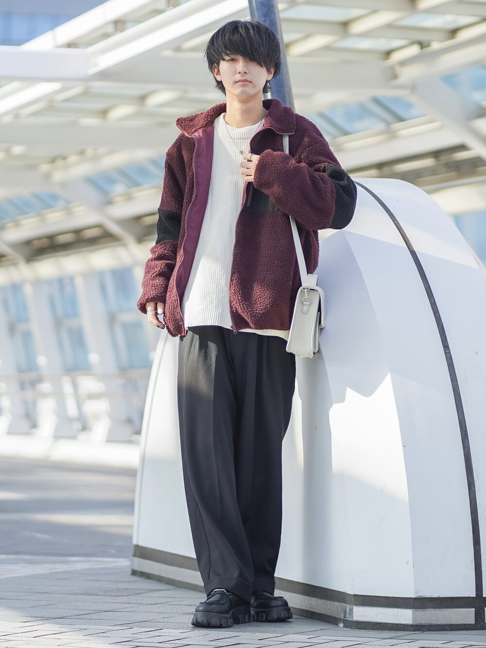「秋服まるっと大公開」｜「ETELIOのルーズシルエットモールヤーンクルーネックニット（ニット/セーター、ホワイト系）」を使った、まささん（メンズ・178cm）の秋コーディネートの2枚目の写真