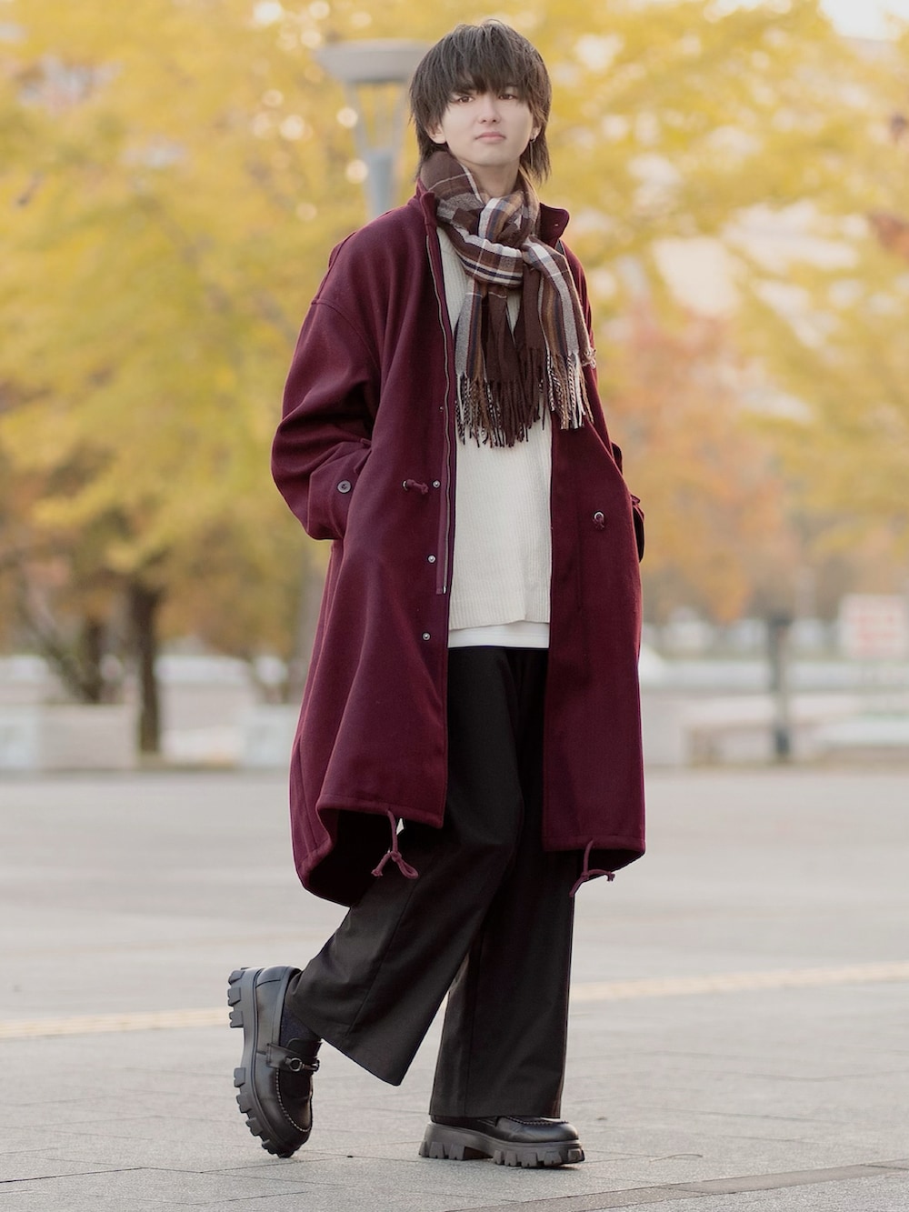 「新星WEARISTAにエントリー、WEARyouthコーデ、モッズコート、赤、ショルダーバッグ、マフラーぐるぐる、ワイドパンツ、ローファー、厚底シューズ、クリスマスに着たい服、きれいめカジュアル、ETELIO、プチプラ、プチプラコーデ、シンプルコーデ」｜「ETELIOのビッグシルエットメルトンM-65ロングモッズコート（モッズコート、レッド系）」を使った、まささん（メンズ・178cm）の冬コーディネートの3枚目の写真