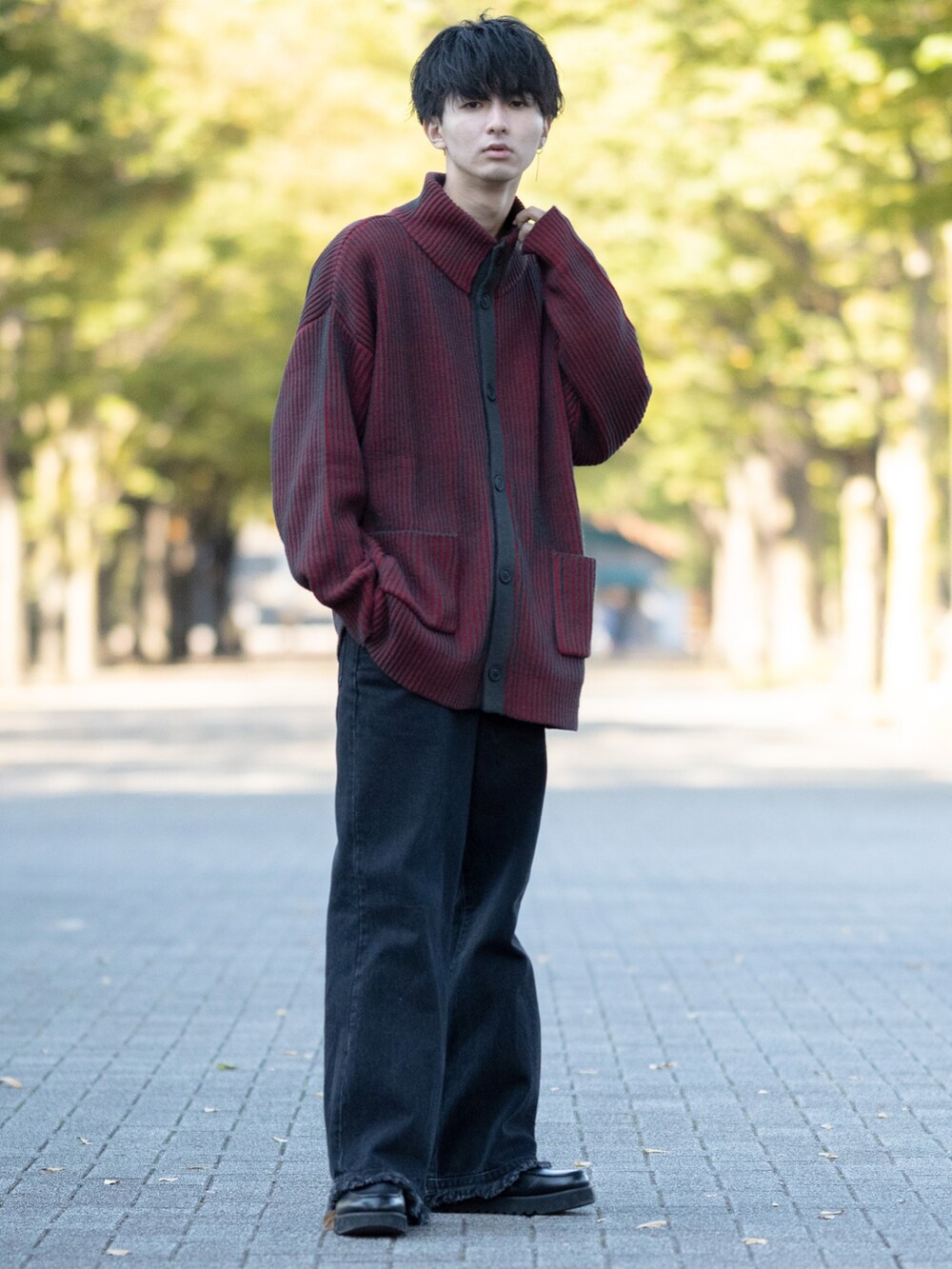 「WEARハロウィン2022、カーディガン、ニット、レッド、デニム、デニムパンツ、フリンジ、フレアパンツ、大学生、ハイネック、ハイネックニット、ワイドパンツ、秋コーデ、プチプラ、シンプルコーデ」｜「ENDER PRODUCTSのビックシルエット リブ編みストライプ配色ハイネックニットカーディガン 2022 AW【ENDER PRODUCTS/エンダープロダクツ】（カーディガン/ボレロ、レッド系）」を使った、まささん（メンズ・178cm）の秋コーディネートの2枚目の写真