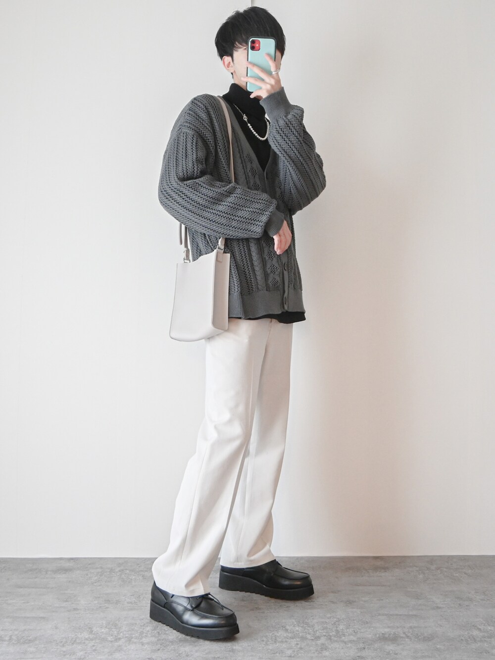 「白パンツ、ローファー、革靴、フレアパンツ、スラックス、ショルダーバッグ、スクエアバッグ、大学生、タートルネック、レイヤードスタイル、カーディガン、メッシュ、ミニバッグ、休日スタイル、モノトーン」｜「EMMA CLOTHESのメッシュ編みケーブルアーガイルラインボリュームニット ルーズカーディガン EMMA CLOTHES 2022 SPRING（カーディガン/ボレロ、グレー系）」を使った、まささん（メンズ・178cm）の冬コーディネートの2枚目の写真