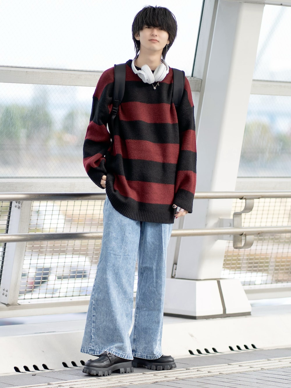 「ボーダー、ボーダーニット、フレアパンツ、デニム、デニムパンツスタイル、お出かけコーデ、ローファー、ビッグシルエット、リュック、冬コーデ、シンプルコーデ、きれいめカジュアル、オーバーサイズ、ゆるコーデ、ニット」｜「ADRERのADRER 極上ふわもちニット（ニット/セーター、レッド系）」を使った、まささん（メンズ・178cm）の冬コーディネートの2枚目の写真