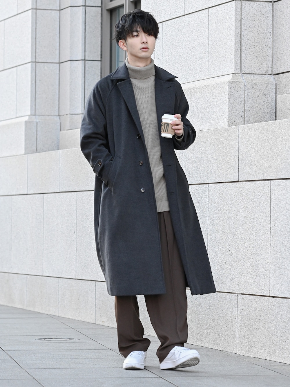「バルカラーコート、タートルネック、ワイドパンツ、ブラウン、チョコ色に染まれ、白スニーカー、スラックス、スニーカーコーデ、きれいめカジュアル、大学生、休日スタイル、休日コーデ、プチプラ、ベージュ、大人カジュアル」｜「nowmの【nowm】MELTON BAL COLLAR LONG COAT / バルカラーコート（ステンカラーコート、グレー系）」を使った、まささん（メンズ・178cm）の冬コーディネートの4枚目の写真