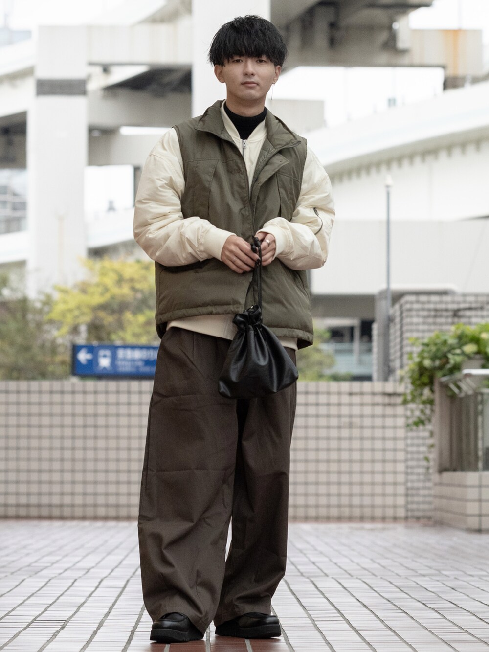 「WEARハロウィン2022、ブラウン、ワイドパンツ、チノパン、レイヤードスタイル、ビッグシルエット、オーバーサイズ、大学生、ベスト、MA-1、ミニバッグ、秋コーデ、休日スタイル、厚底シューズ、gloster」｜「GLOSTERの【GLOSTER/グロスター】MA-1 FLIGHT JACKET フライトジャケット ミリタリー（ブルゾン、ホワイト系）」を使った、まささん（メンズ・178cm）の秋コーディネートの3枚目の写真
