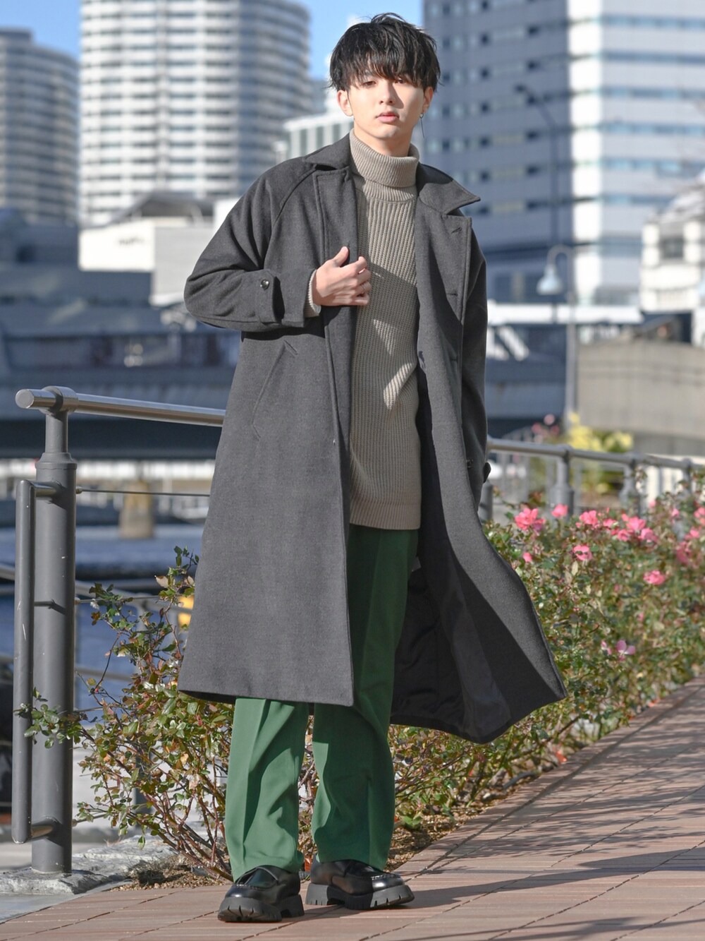 「カラーパンツ、カラーニット、タートルネック、フレアパンツ、ロングコート、プチプラ、プチプラコーデ、厚底シューズ、ローファー、革靴、大学生、WEGO、私の推しブランド、マイベストコーデ2021、グリーン」｜「nowmの【nowm】MELTON BAL COLLAR LONG COAT / バルカラーコート（ステンカラーコート、グレー系）」を使った、まささん（メンズ・178cm）の冬コーディネートの3枚目の写真