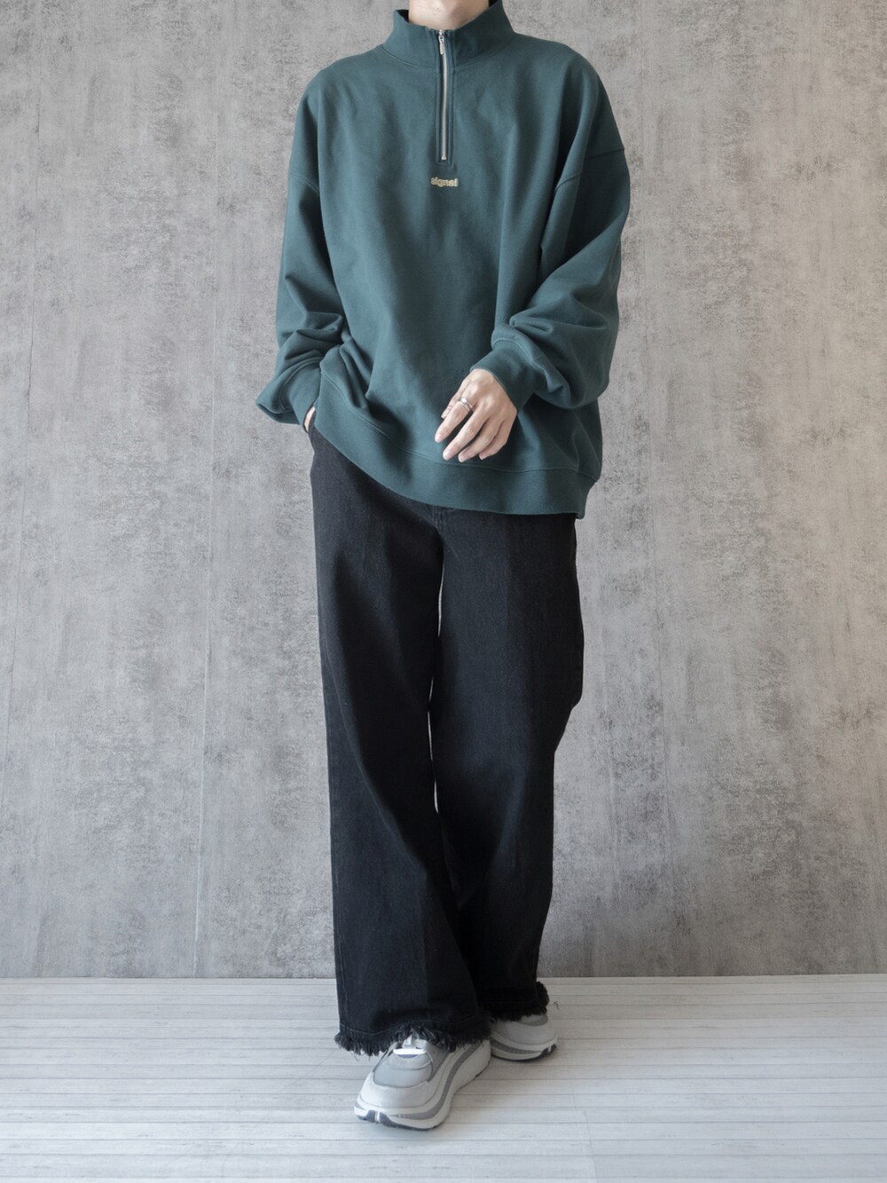 「デニムパンツ、デニム、フリンジ、フリンジデニム、フレアパンツ、ワイドパンツ、ハーフジップ、ハーフジップスウェット、RAGEBLUE、私の推しブランド、厚底シューズ、スニーカー、UGG、大学生、休日スタイル」｜「RAGEBLUEの【SIGNAL SPORTS】裏起毛スウェット/ハーフジップクルー（スウェット、グリーン系）」を使った、まささん（メンズ・178cm）の冬コーディネートの2枚目の写真