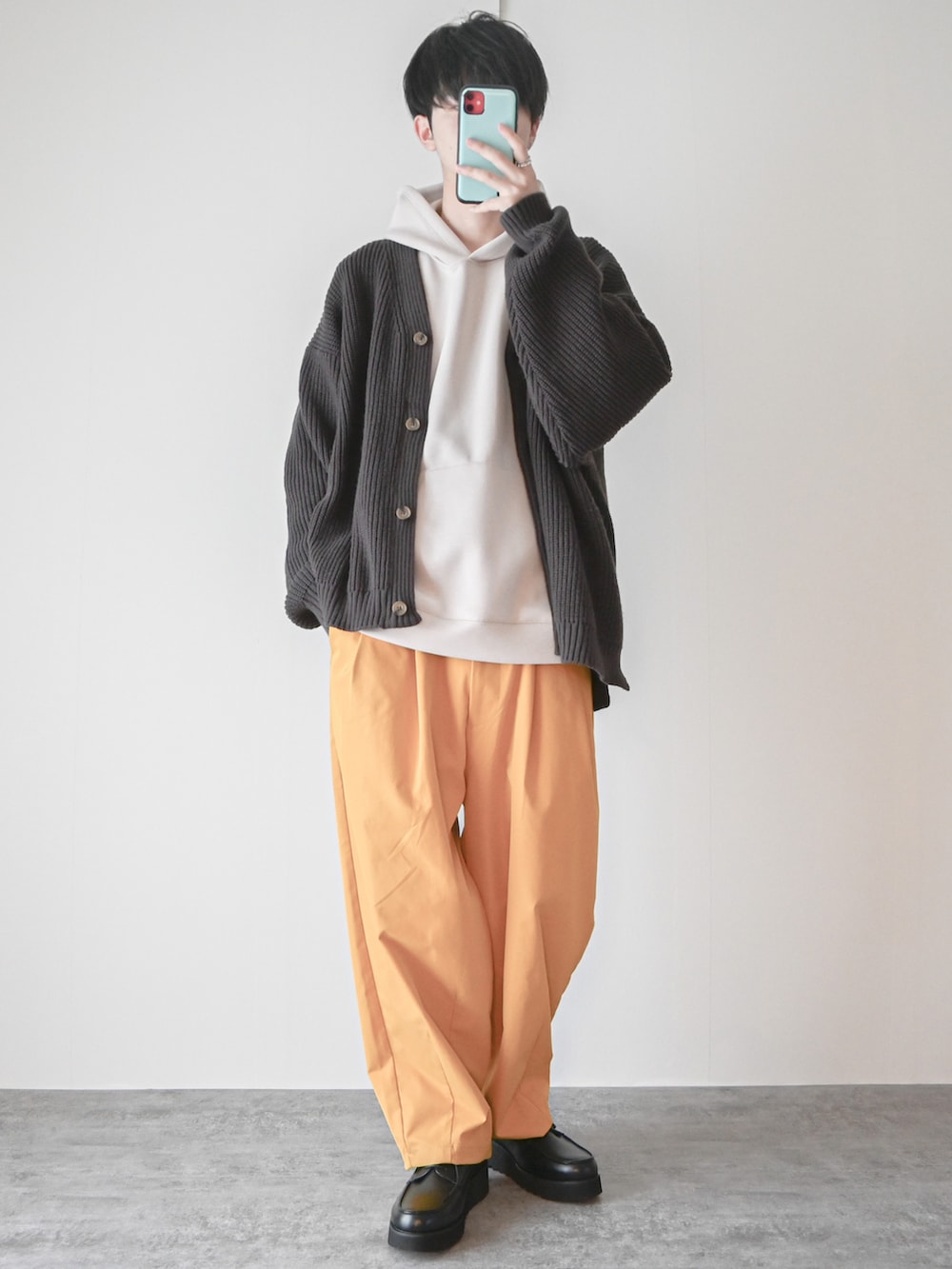 「チョコ色に染まれ、バルーンパンツ、ワイドパンツ、カラーパンツ、パーカー、カーディガン、大学生、プチプラ、プチプラコーデ、春コーデ、休日スタイル、休日コーデ、革靴、ローファー、レイヤードスタイル」｜「ASTRONOMYの畔編みルーズシルエットカーディガン（カーディガン/ボレロ、グレー系）」を使った、まささん（メンズ・178cm）の冬コーディネートの2枚目の写真