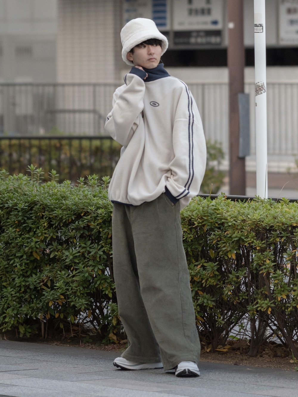 「バケットハット、ボアハット、コーデュロイ、コーデュロイパンツ、ワイドパンツ、カーキ、フリース、ハーフジップ、スニーカー、UGG、休日スタイル、大学生、ゆるコーデ、冬コーデ、休日コーデ」｜「MSGのオーバーサイズハーフジップフリースプルオーバー 配色 サークルロゴ サイドライン トラックジャケット（スウェット、ホワイト系）」を使った、まささん（メンズ・178cm）の冬コーディネートの3枚目の写真