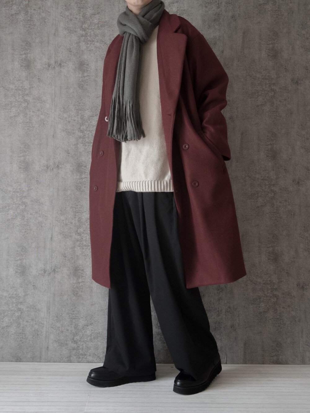 「WEARハロウィン2022、ワインレッド、クリスマスに着たい服、クリスマス、ロングコート、トレンチコート、ETELIO、ビッグシルエット、ニット、ワイドパンツ、秋冬コーデ、プチプラ、大学生、マフラー、マフラーぐるぐる」｜「ETELIOのビッグシルエットメルトンダブルチェスターコート（チェスターコート、レッド系）」を使った、まささん（メンズ・178cm）の秋コーディネートの3枚目の写真