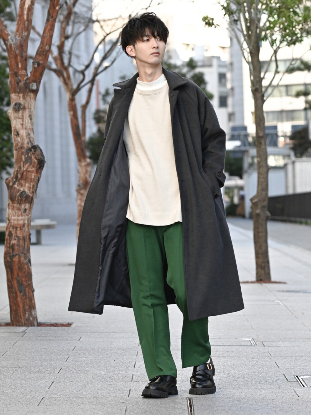 「クリスマスに着たい服、グリーン、カラーパンツ、フレアパンツ、大学生、ローファー、革靴、ニット、レイヤードスタイル、休日スタイル、休日コーデ、WEGO、プチプラ、シンプルコーデ、モックネック」｜「coenのビッグシルエットガンジークルーネックニット（ニット/セーター、ホワイト系）」を使った、まささん（メンズ・178cm）の冬コーディネートの3枚目の写真