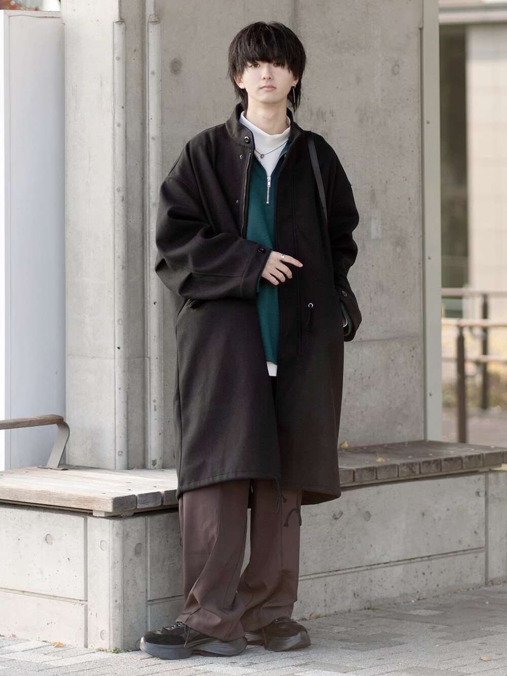 「新星WEARISTAにエントリー、WEARyouthコーデ、カーゴパンツ、モッズコート、レイヤードスタイル、ハーフジップ、ショルダーバッグ、厚底シューズ、マイベストコーデ2023、クリスマスに着たい服、きれいめカジュアル、グリーン、おでかけコーデ、大学生、ビッグシルエット」|「ETELIOのビッグシルエットメルトンM-65ロングモッズコート(モッズコート、ブラック系)」を使った、まささん(メンズ・178cm)の冬コーディネートの2枚目の写真