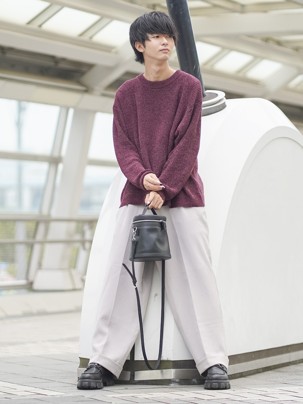 「秋服まるっと大公開、スラックス、ワイドパンツ、ロールアップ、ローファー、厚底シューズ、ショルダーバッグ、ミニバッグ、モールニット、ニット、シンプルコーデ、ETELIO、プチプラ、プチプラコーデ、ビッグシルエット」｜「ETELIOのルーズシルエットモールヤーンクルーネックニット（ニット/セーター、レッド系）」を使った、まささん（メンズ・178cm）の秋コーディネートの2枚目の写真