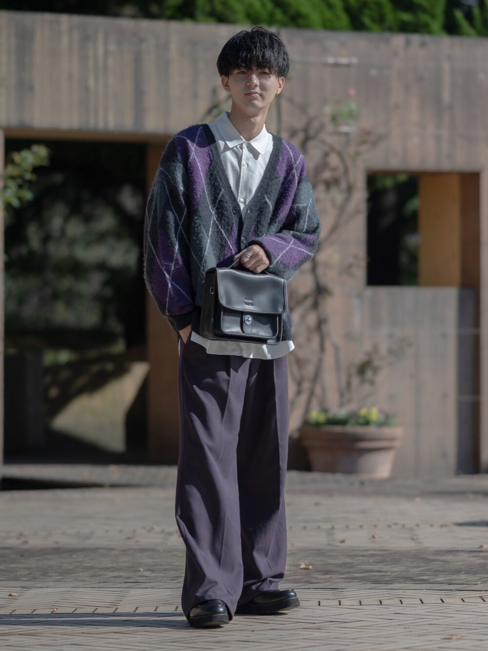 「WEARハロウィン2022、パープル、レイヤードスタイル、カーディガン、アーガイル柄、モヘアカーディガン、モヘアニット、カラーパンツ、ワイドパンツ、フレアパンツ、厚底シューズ、ミニバッグ、大学生、RAGEBLUE、休日スタイル」｜「RAGEBLUEのモヘヤアーガイル柄シャギーニットカーディガン（カーディガン/ボレロ、パープル系）」を使った、まささん（メンズ・178cm）の秋コーディネートの2枚目の写真