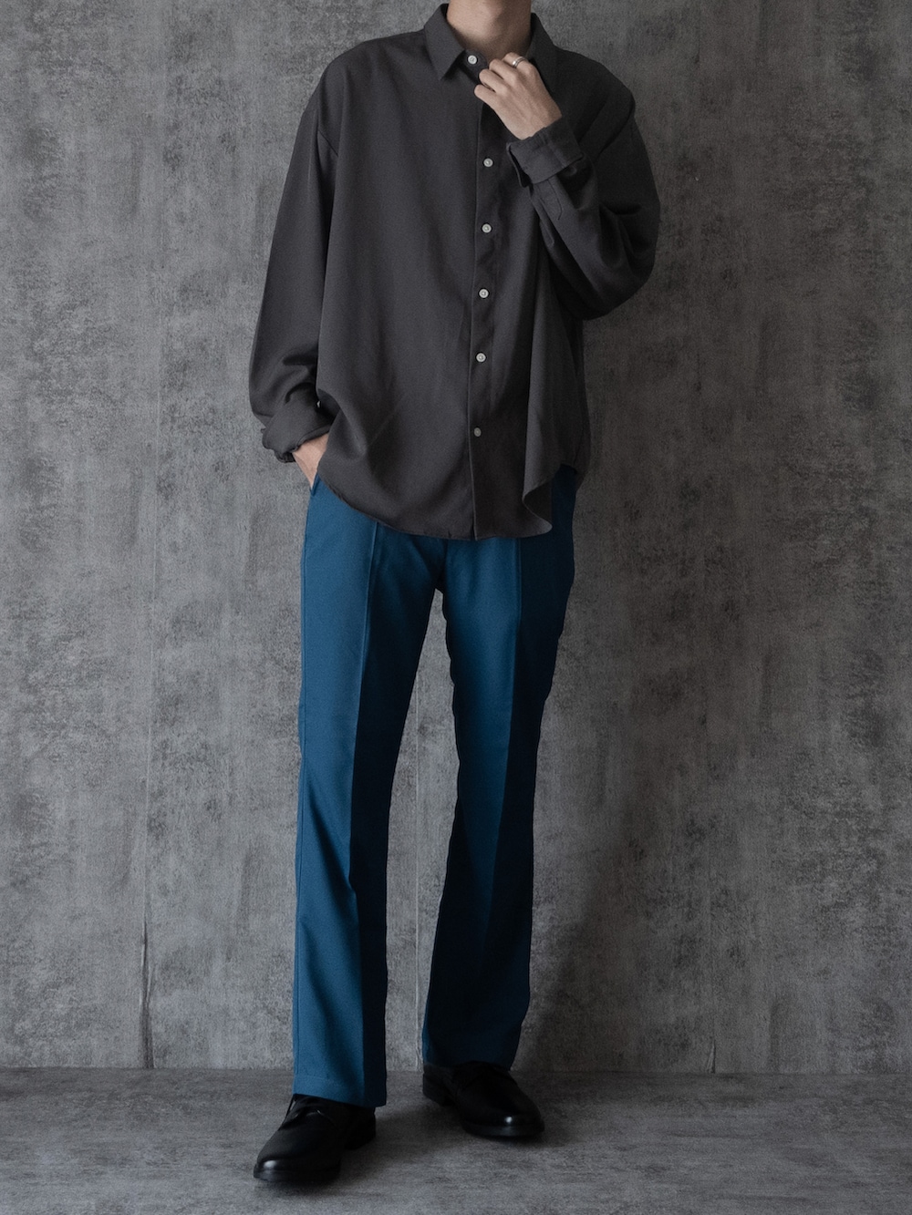 「Adoonplain、フレアパンツ、休日スタイル、休日コーデ、シャツスタイル、RAGEBLUE、プチプラ、プチプラコーデ、clarks、厚底シューズ、革靴、ビッグシルエット、秋服準備はじめました、秋先取りコーデ、長袖シャツ」｜「Adoon plainの【Adoon plain】フレアスラックス（スラックス、ブルー系）」を使った、まささん（メンズ・178cm）の夏コーディネートの2枚目の写真
