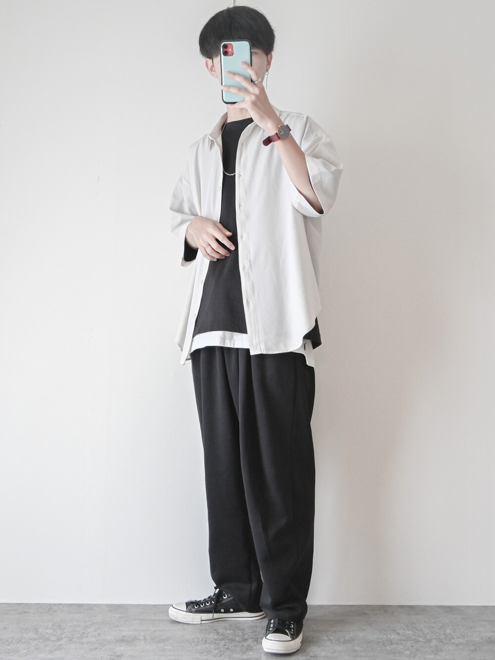 「モノトーン、モノトーンコーデ、UNIQLO、RAGEBLUE、ゆるコーデ、スニーカーコーデ、converse、ワイドパンツ、レイヤードスタイル、シャツスタイル、ビッグシルエット、オーバーサイズ、大学生、プチプラ、プチプラコーデ」｜「RAGEBLUEのラグイージー/クリーンシャツ（シャツ/ブラウス、ホワイト系）」を使った、まささん（メンズ・178cm）の春コーディネートの3枚目の写真