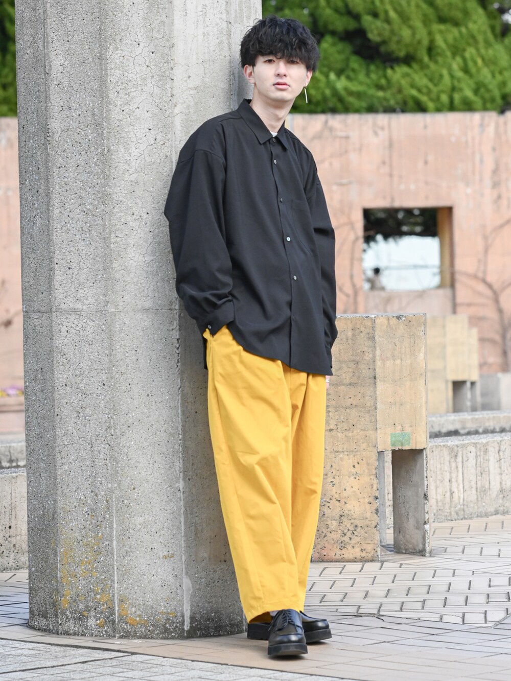 「カラーパンツ、バルーンパンツ、ワイドパンツ、ローファー、革靴、イエロー、シャツスタイル、休日スタイル、ビッグシルエット、オーバーサイズ、RAGEBLUE、大学生、厚底シューズ、ゆるコーデ、春コーデ」｜「PUBLIC TOKYOのコンフォートリラックスシャツ（シャツ/ブラウス、ブラック系）」を使った、まささん（メンズ・178cm）の春コーディネートの2枚目の写真