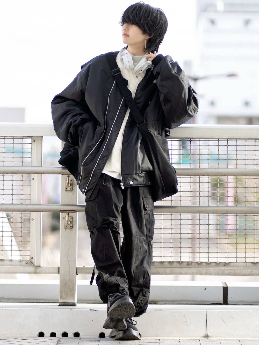 「あけましておめでとうございます！、休日スタイル、MA-1、モノトーン、モノトーンコーデ、オーバーサイズ、ビッグシルエット、カーゴパンツ、スニーカー、厚底シューズ、レイヤードスタイル、冬アウター、冬コーデ、ワイドパンツ、カジュアルコーデ」｜「Lui'sのダブルジップ BIG MA-1/ボンバージャケット（MA-1、ブラック系）」を使った、まささん（メンズ・178cm）の冬コーディネートの2枚目の写真