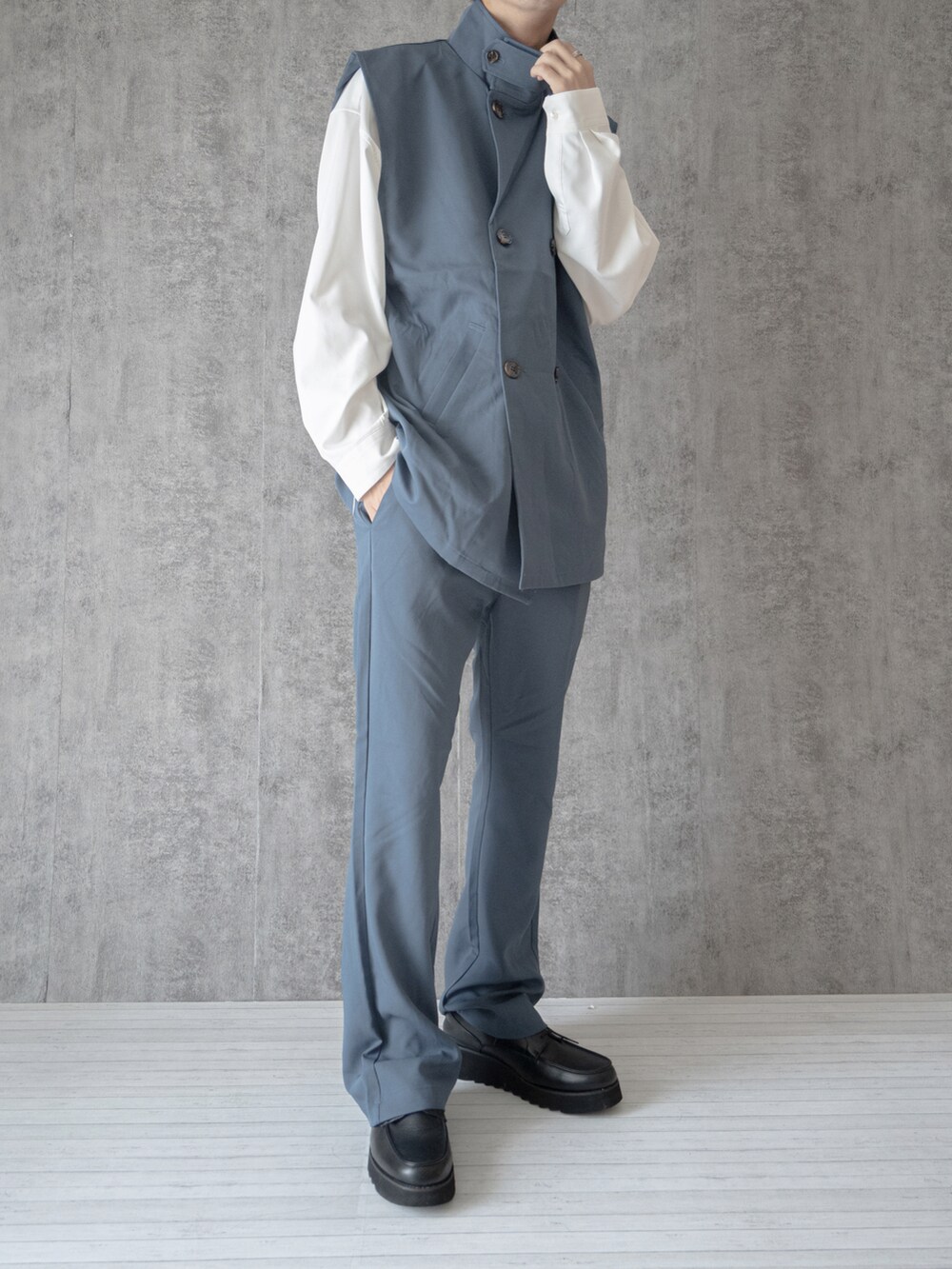 「ベスト、ジレ、Adoonplain、秋服準備はじめました、セットアップ、ハイネック、シャツスタイル、レイヤードスタイル、大学生、フレアパンツ、ビッグシルエット、オーバーサイズ、厚底シューズ、ローファー、モード」｜「Adoon plainの【Special edition】2wayダブルテーラードジレ（セットアップ着用可）（ベスト、ブルー系）」を使った、まささん（メンズ・178cm）の秋コーディネートの2枚目の写真