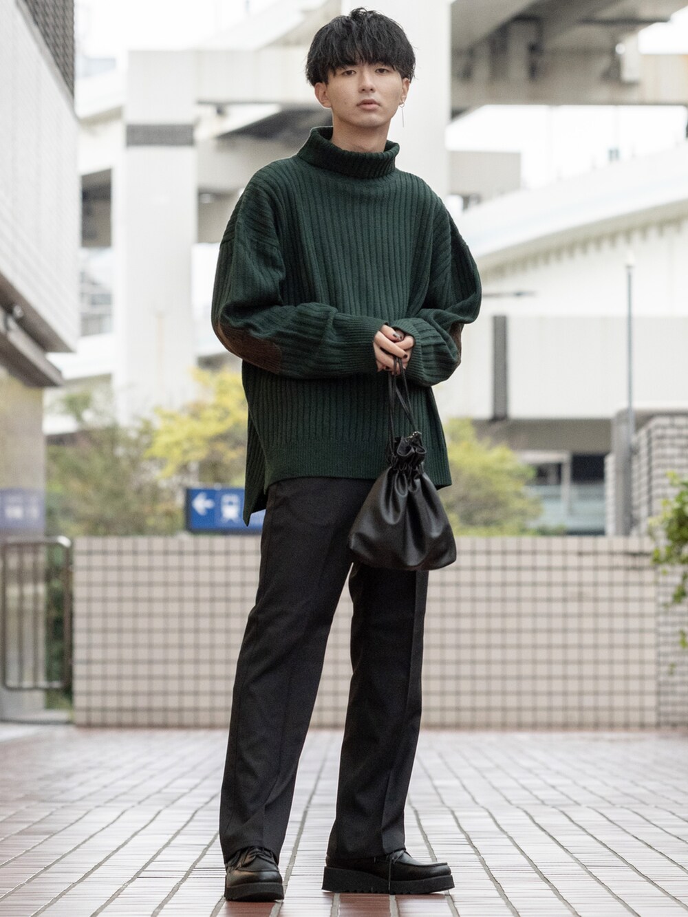 「秋ルック紹介するよ、秋コーデ、フレアパンツ、スラックス、厚底シューズ、ローファー、ハイネック、タートルネック、タートルネックニット、ニット、巾着バッグ、ビッグシルエット、ミニバッグ、大学生、WONDER WONDER」｜「Wranglerの【ベストセラー】WRANCHER/ランチャー センタープレス　スラックス フレアードレスパンツ（レングス長め）（スラックス、ブラック系）」を使った、まささん（メンズ・178cm）の秋コーディネートの3枚目の写真
