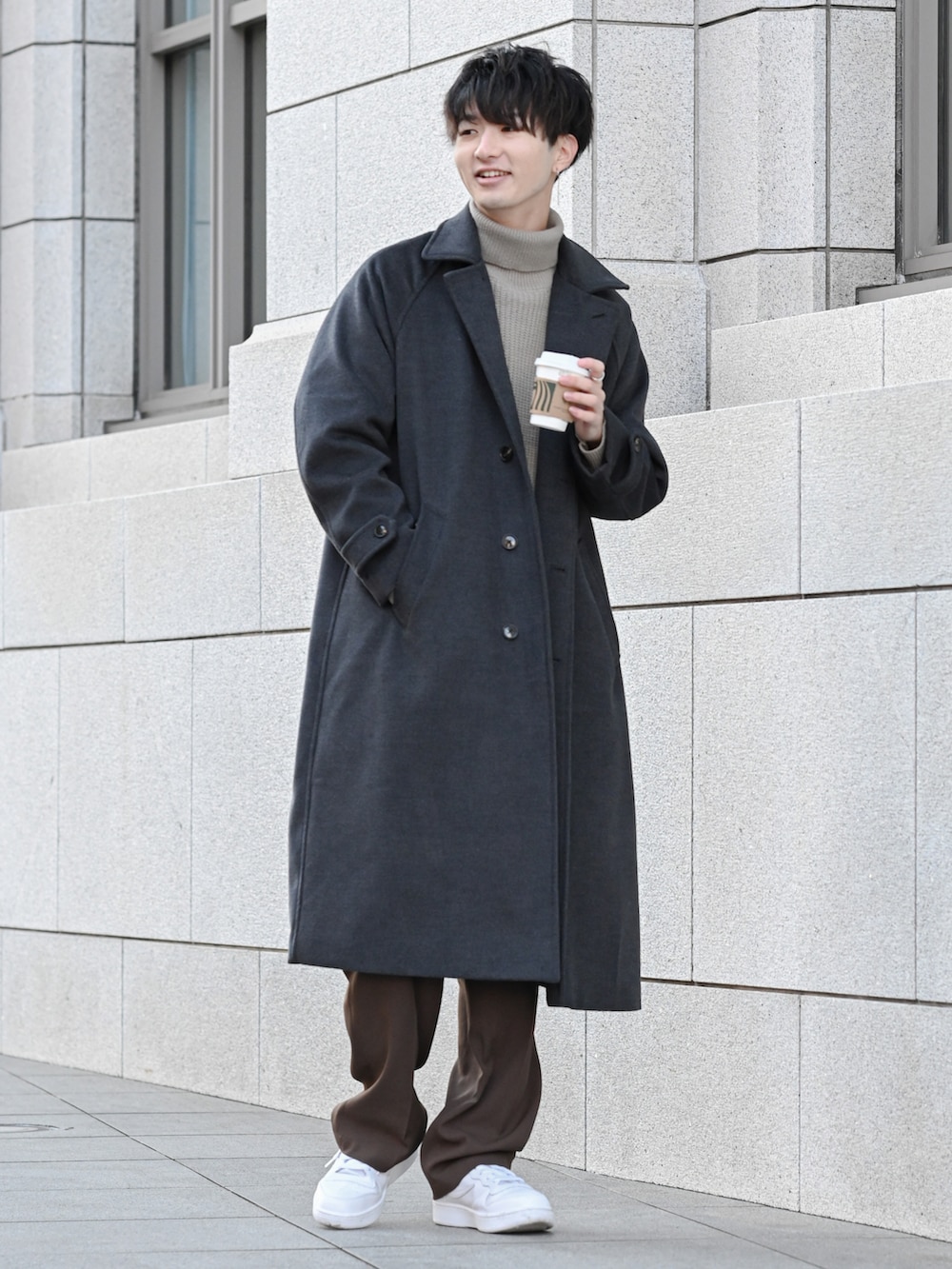 「バルカラーコート、タートルネック、ワイドパンツ、ブラウン、チョコ色に染まれ、白スニーカー、スラックス、スニーカーコーデ、きれいめカジュアル、大学生、休日スタイル、休日コーデ、プチプラ、ベージュ、大人カジュアル」｜「nowmの【nowm】MELTON BAL COLLAR LONG COAT / バルカラーコート（ステンカラーコート、グレー系）」を使った、まささん（メンズ・178cm）の冬コーディネートの2枚目の写真
