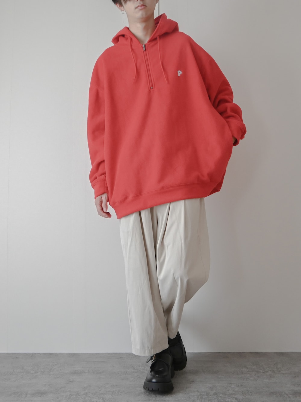 「ハーフジップ、紅白コーデ、ワイドパンツ、白パンツ、プチプラ、プチプラコーデ、ローファー、革靴、厚底シューズ、ビッグシルエット、オーバーサイズ、大学生、休日スタイル、休日コーデ、ゆるコーデ」｜「Perushuのオーバーサイズフリースパーカー（パーカー、レッド系）」を使った、まささん（メンズ・178cm）の冬コーディネートの3枚目の写真