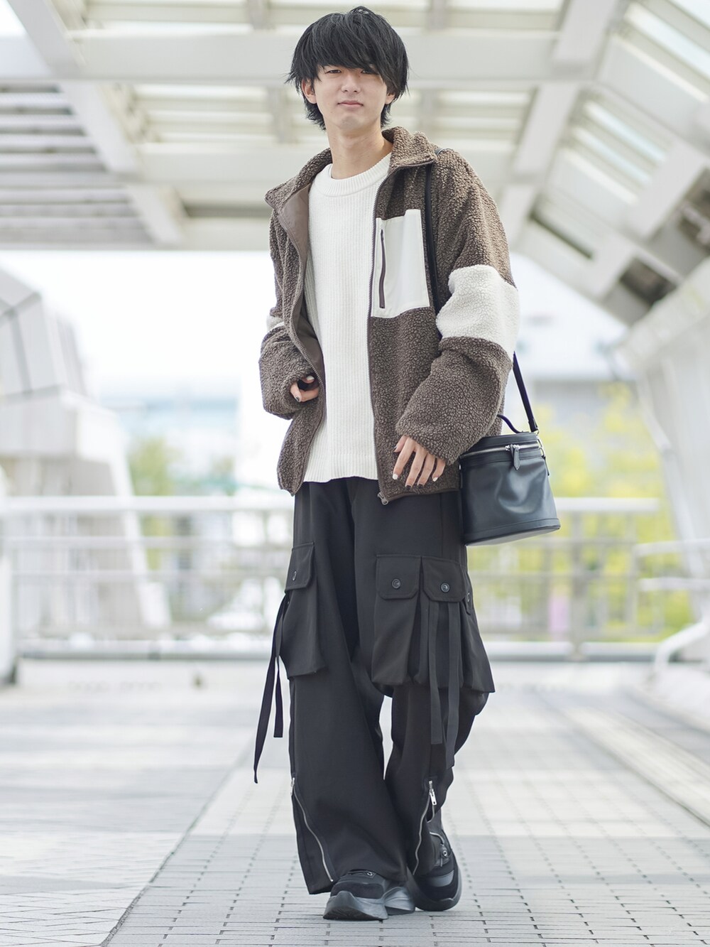「ファッションを楽しもう、WEARyouthコーデ、ボアジャケット、ボア、レイヤードスタイル、マイベストコーデ2023、クリスマスに着たい服、ブラウン、ショルダーバッグ、プチプラ、プチプラコーデ、ビッグシルエット、ETELIO、ニット、冬アウター」｜「ETELIOのルーズシルエットモールヤーンクルーネックニット（ニット/セーター、ホワイト系）」を使った、まささん（メンズ・178cm）の秋コーディネートの2枚目の写真