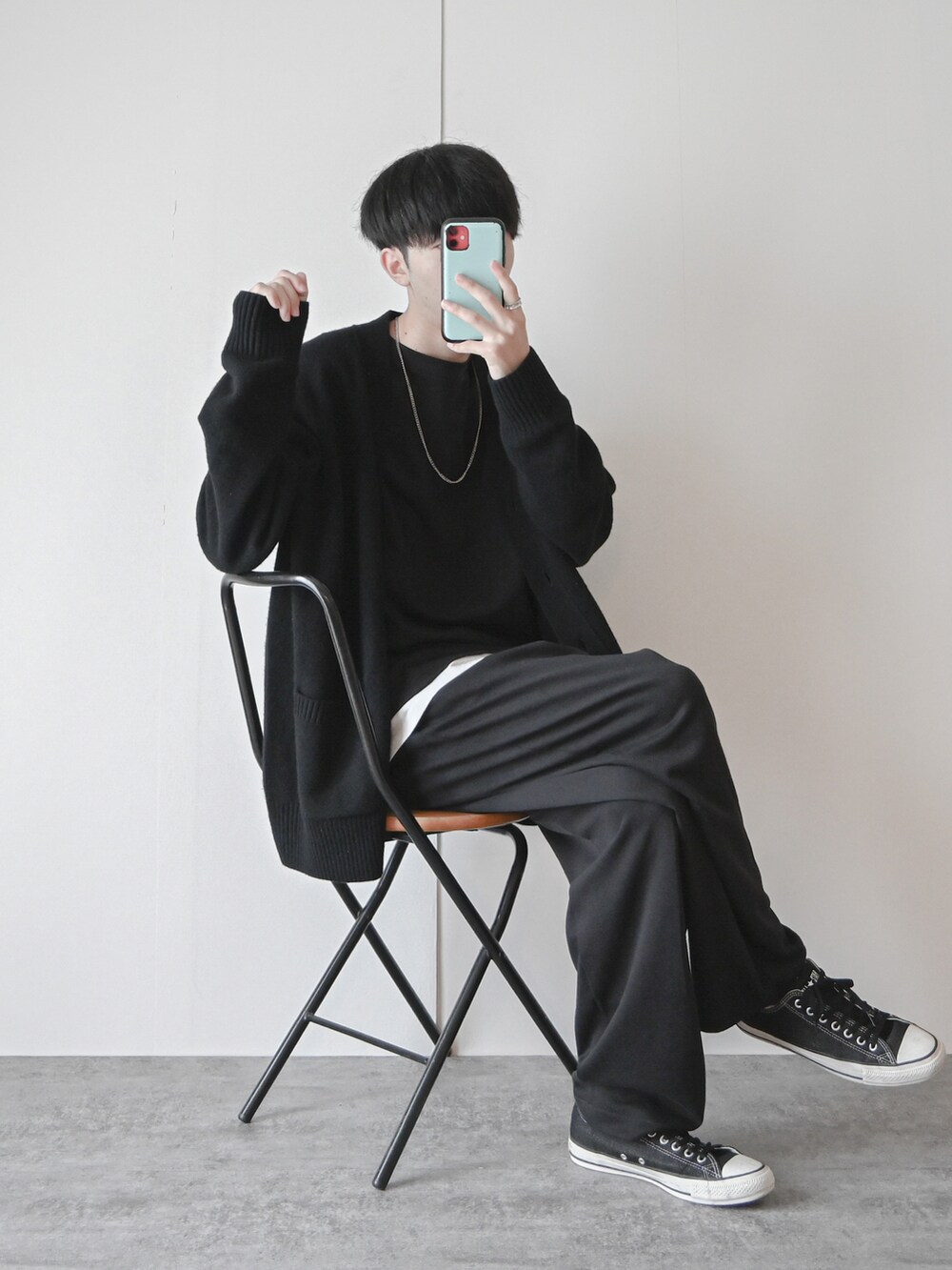 「モノトーン、モノトーンコーデ、UNIQLO、プチプラ、プチプラコーデ、converse、レイヤードスタイル、オーバーサイズ、ビッグシルエット、大学生、スウェットパンツ、スウェット、カーディガン、ワイドパンツ、ゆるコーデ」｜「CONVERSEのCONVERSE コンバース CVS ALL STAR キャンバス オールスター OX（スニーカー、ブラック系）」を使った、まささん（メンズ・178cm）の春コーディネートの2枚目の写真